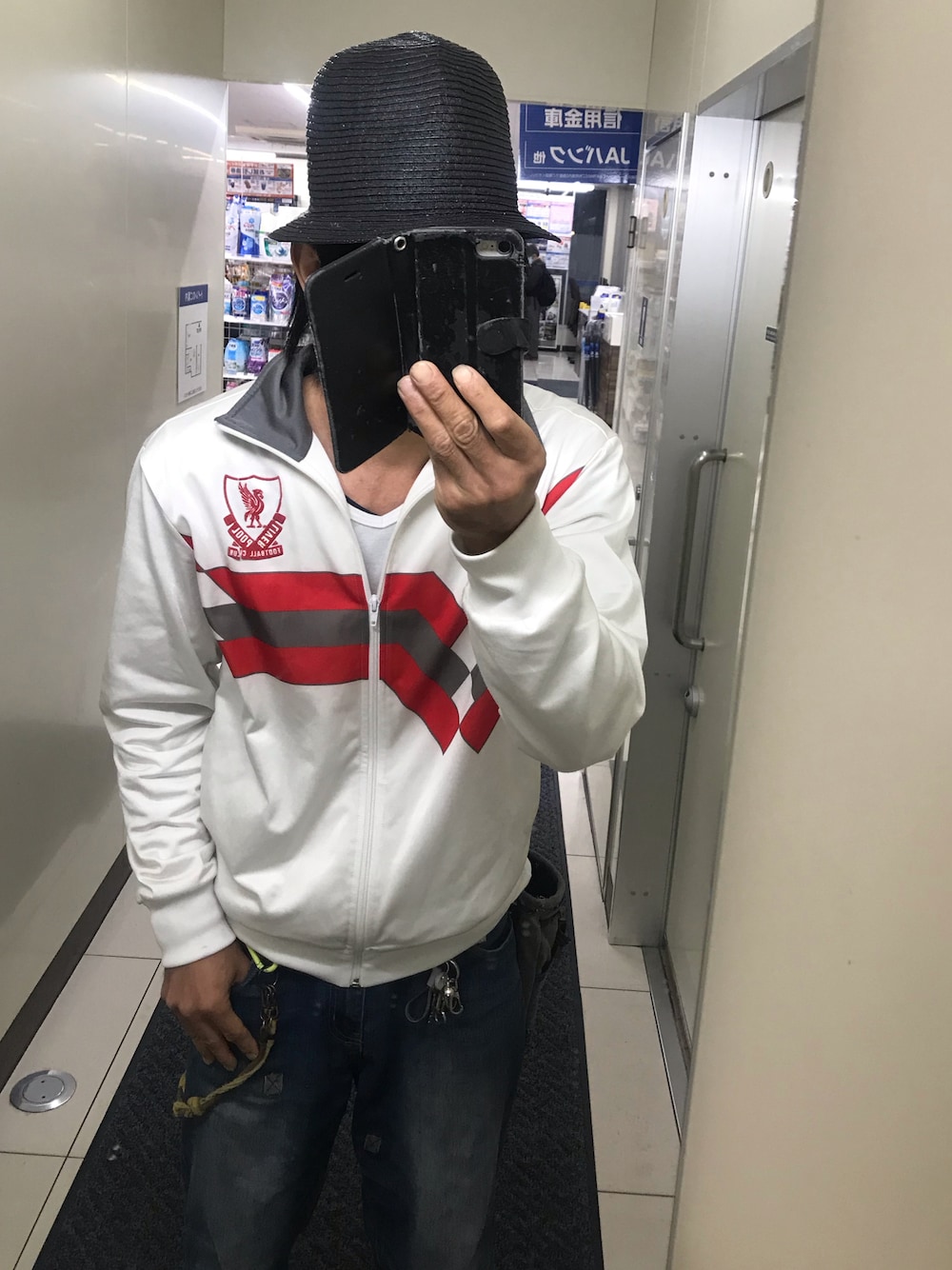 「秋冬コーデ、今日のコーデ、ジャージコーデ、ジャージ、リメイク、adidas、ZIP FIVE、zipfive」｜「ZIP FIVEのアイテム（デニムパンツ、ブルー系）」を使った、ともキングさん（メンズ・176cm）の秋コーディネートの1枚目の写真