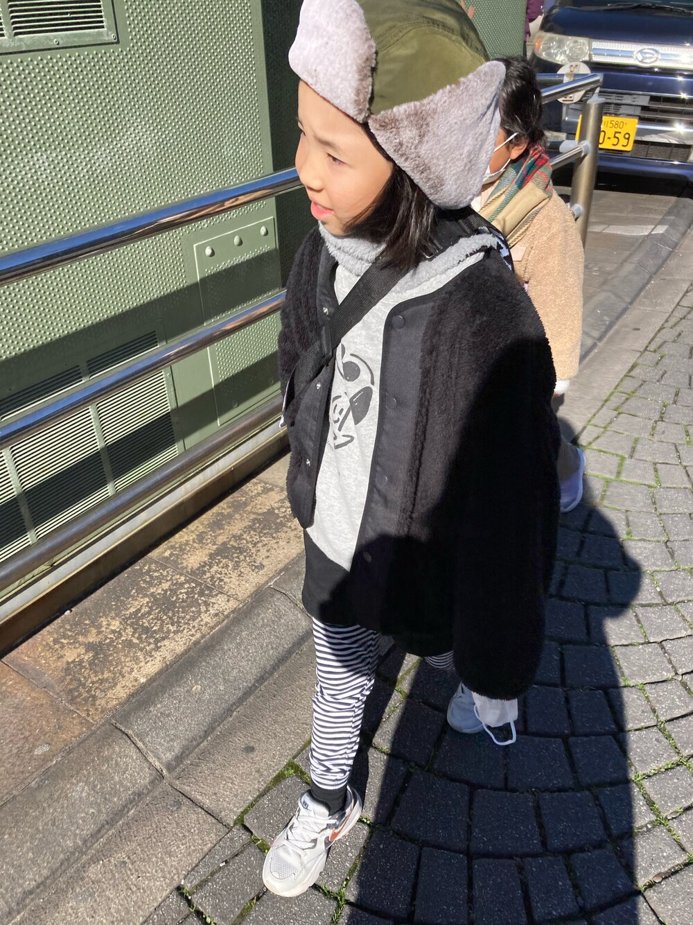 「休日スタイル、カジュアルコーデ、あったかコーデ、冬コーデ、プチプラ、スニーカーコーデ、フライトキャップ、女の子」｜「GUのアイテム（ノーカラーコート、ブラック系）」を使った、N.Fさん（キッズ・110cm）の冬コーディネートの1枚目の写真
