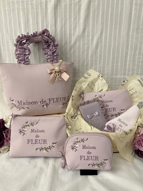 Maison de FLEUR（メゾンドフルール）の「すみれ刺繍フリルハンドル 