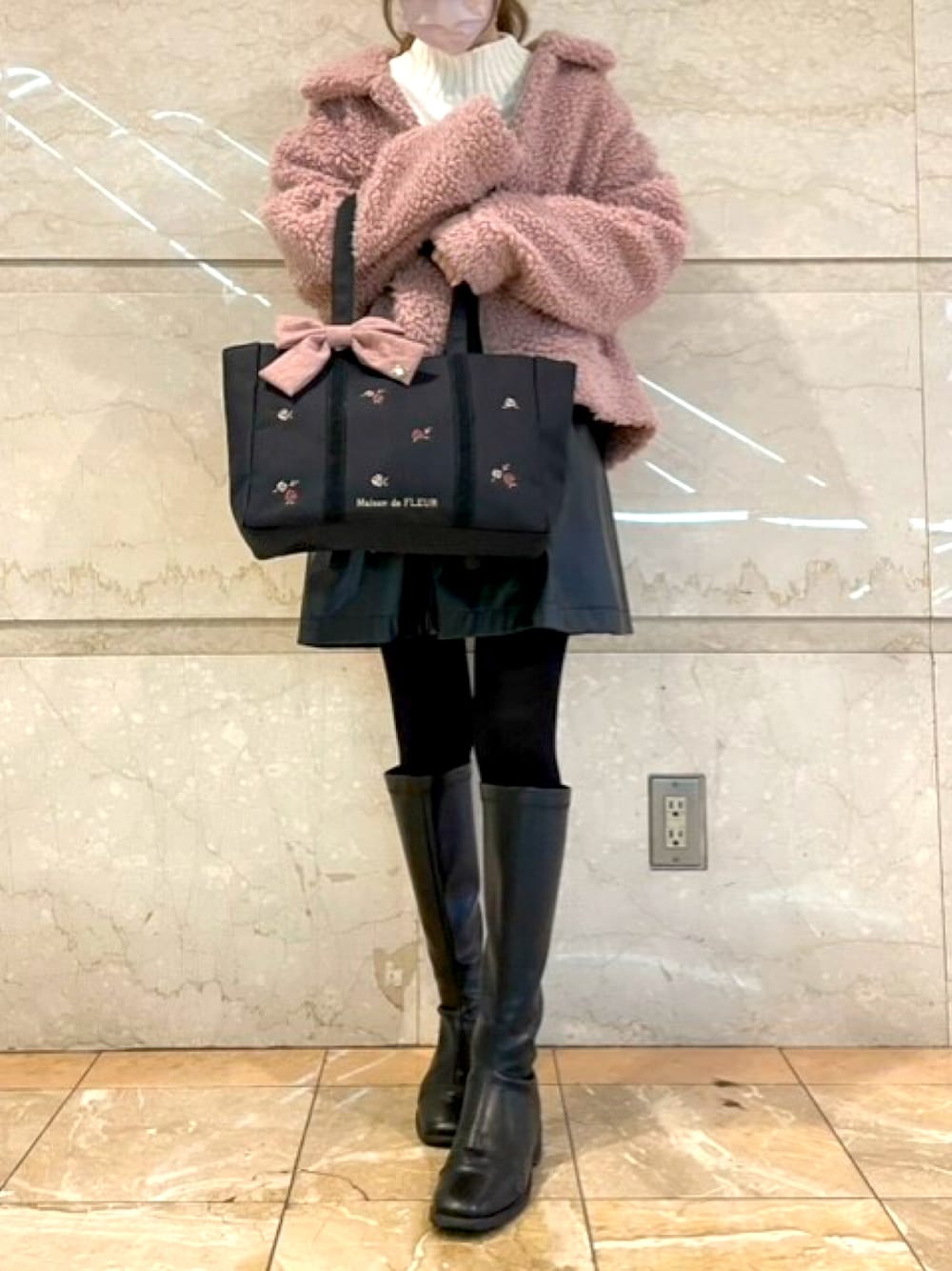 「Maison de FLEUR、メゾンドフルール、トートバッグ、ローズ刺繍、スクエアトートバッグ、カジュアルガーリー、レース、リボン」｜「Maison de FLEURのローズ刺繍レーススクエアトートバッグ（トートバッグ、ブラック系）」を使った、メゾンドフルールstaffさん（レディース・154cm）の冬コーディネートの1枚目の写真