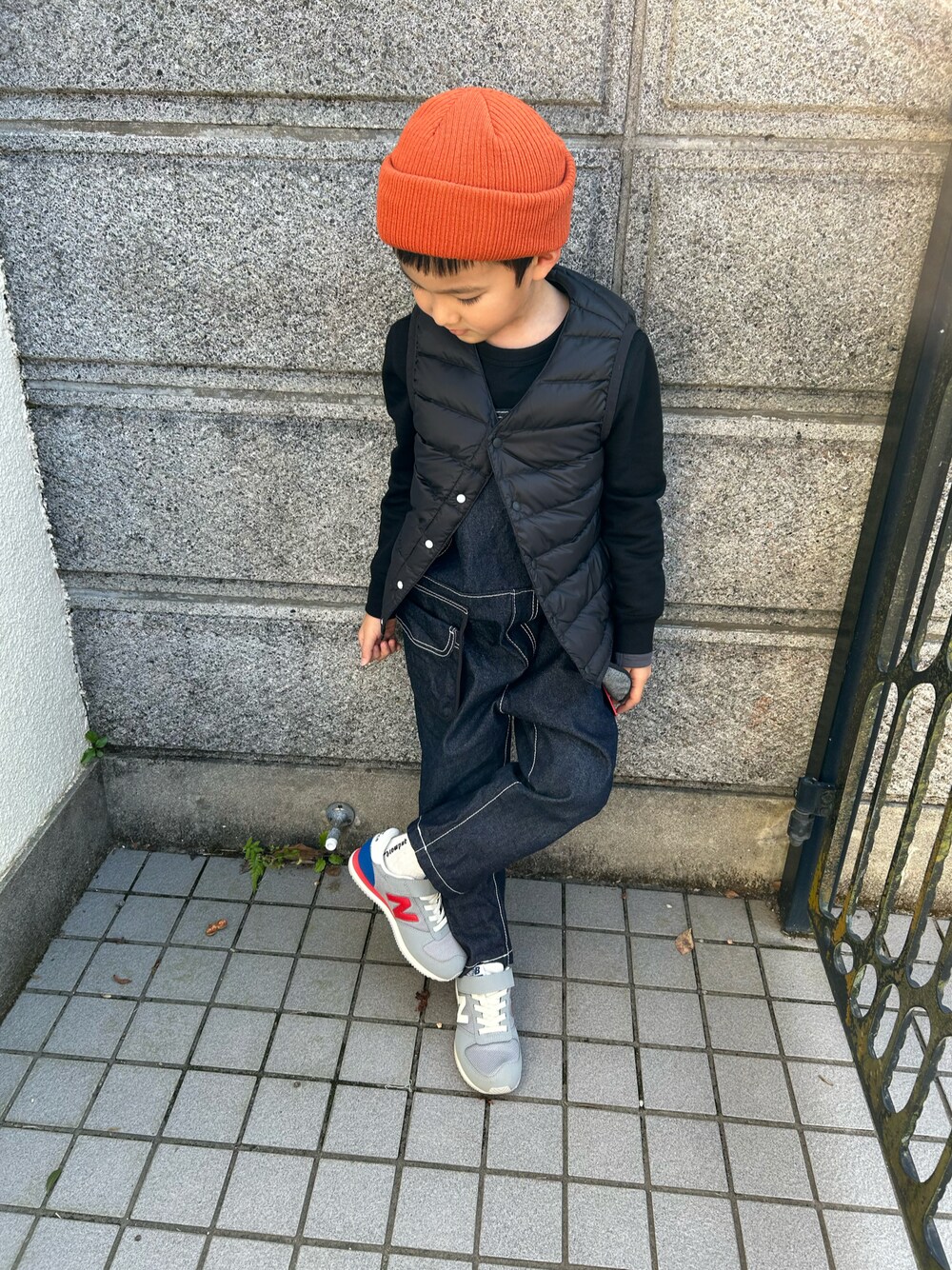「ファッションを楽しもう、お出かけコーデ、休日スタイル、男の子ファッション、スウェット、オーバーオール、ニューバランス、キッズコーデ、キッズファッション」｜「NEW BALANCEの420M（スニーカー、グレー系）」を使った、RIOTOさん（キッズ・120cm）の秋コーディネートの1枚目の写真