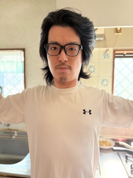 「UNDER ARMOUR（アンダーアーマー）のアイテム（Tシャツ/カットソー、ホワイト系）」を使った、倉持達哉(もっちー)さん（メンズ・172cm）の夏コーディネート
