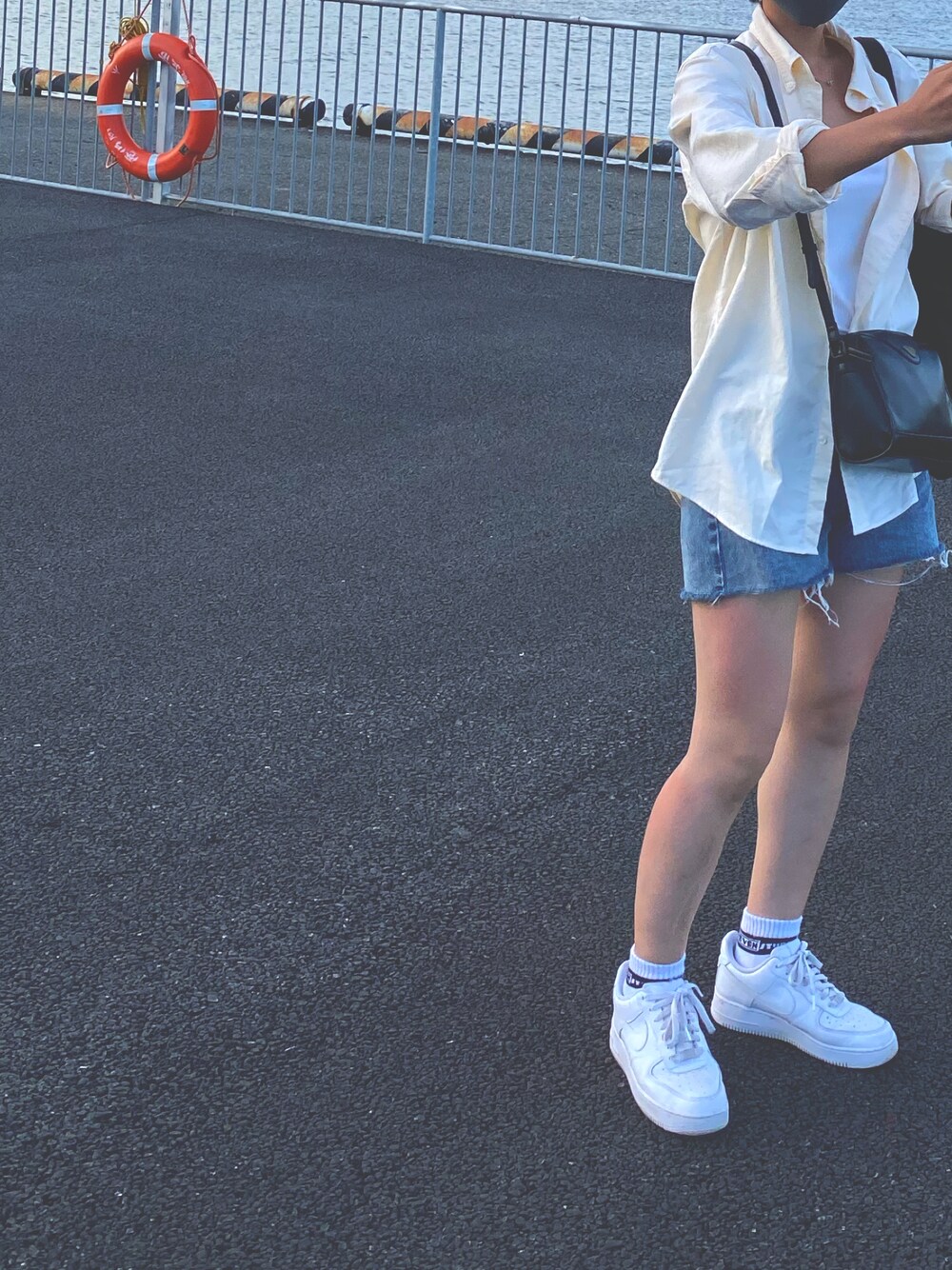 「シンプルコーデ、夏服コーデ、ユニクロコーデ、ショートパンツ、パンツスタイル、サマースタイル、白Tシャツ、ナイキスニーカー、エアフォースワン、AF1、AF1履きがち」｜「ZARAのアイテム（Tシャツ/カットソー、ホワイト系）」を使った、りんかさん（レディース・164cm）の秋コーディネートの1枚目の写真