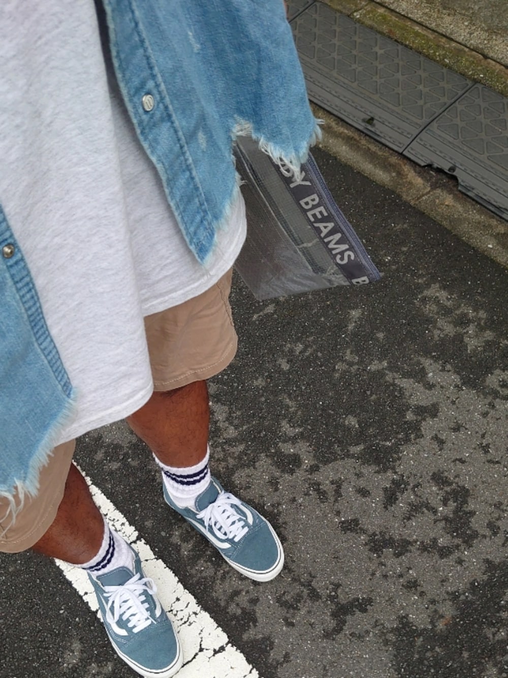 「秋コーデ、ラフ、ストリート、今日のコーデ、サーフ、海、ハーフパンツ、デニム、スニーカー、バンズ」｜「VANSのVANS OLD SKOOL VN0A4U3BX17（スニーカー、ブルー系）」を使った、5026さん（メンズ・171cm）の秋コーディネートの1枚目の写真