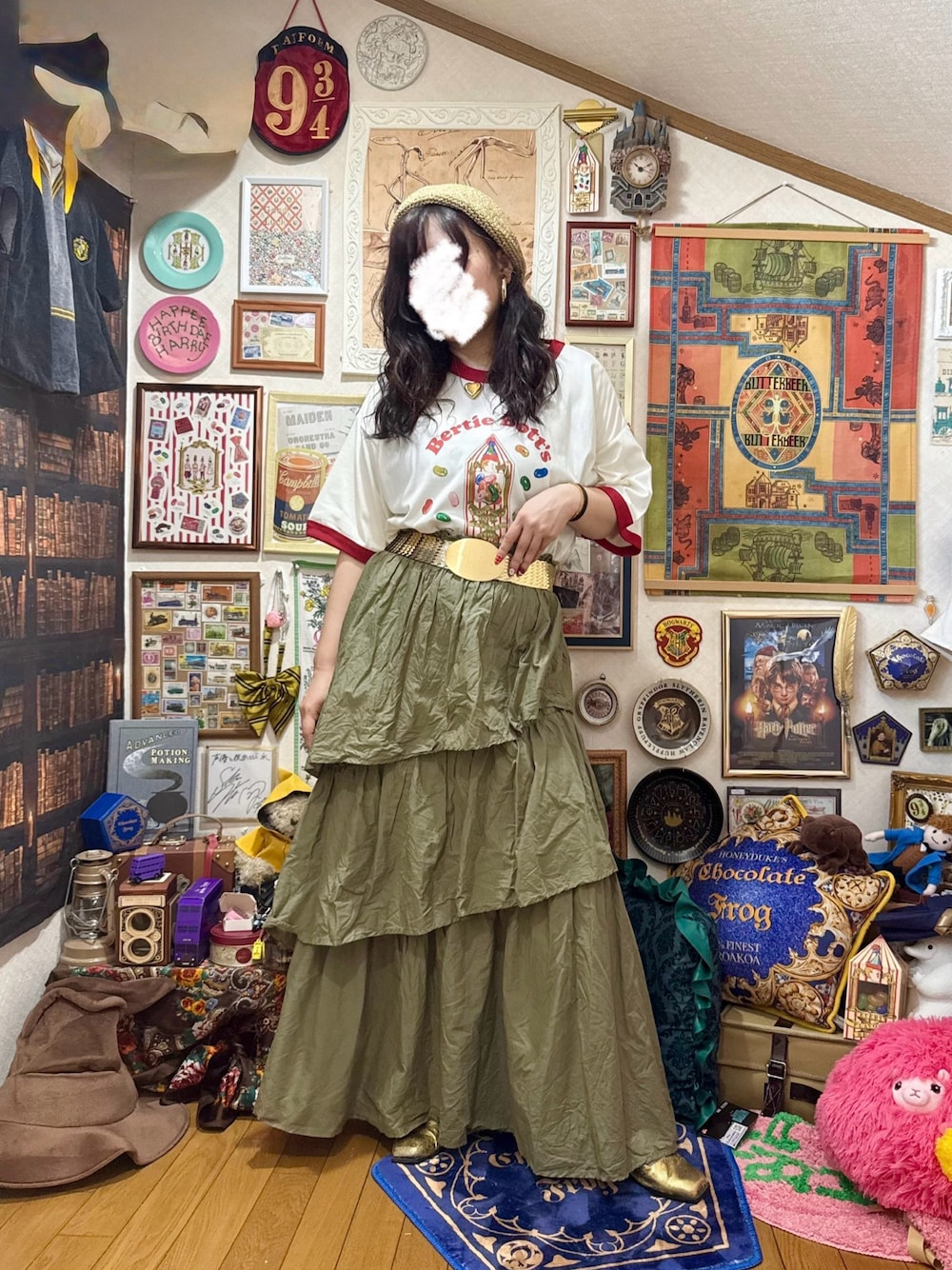 ホワイト系のTシャツ/カットソーを着用したレディースの夏コーディネートの1枚目の写真