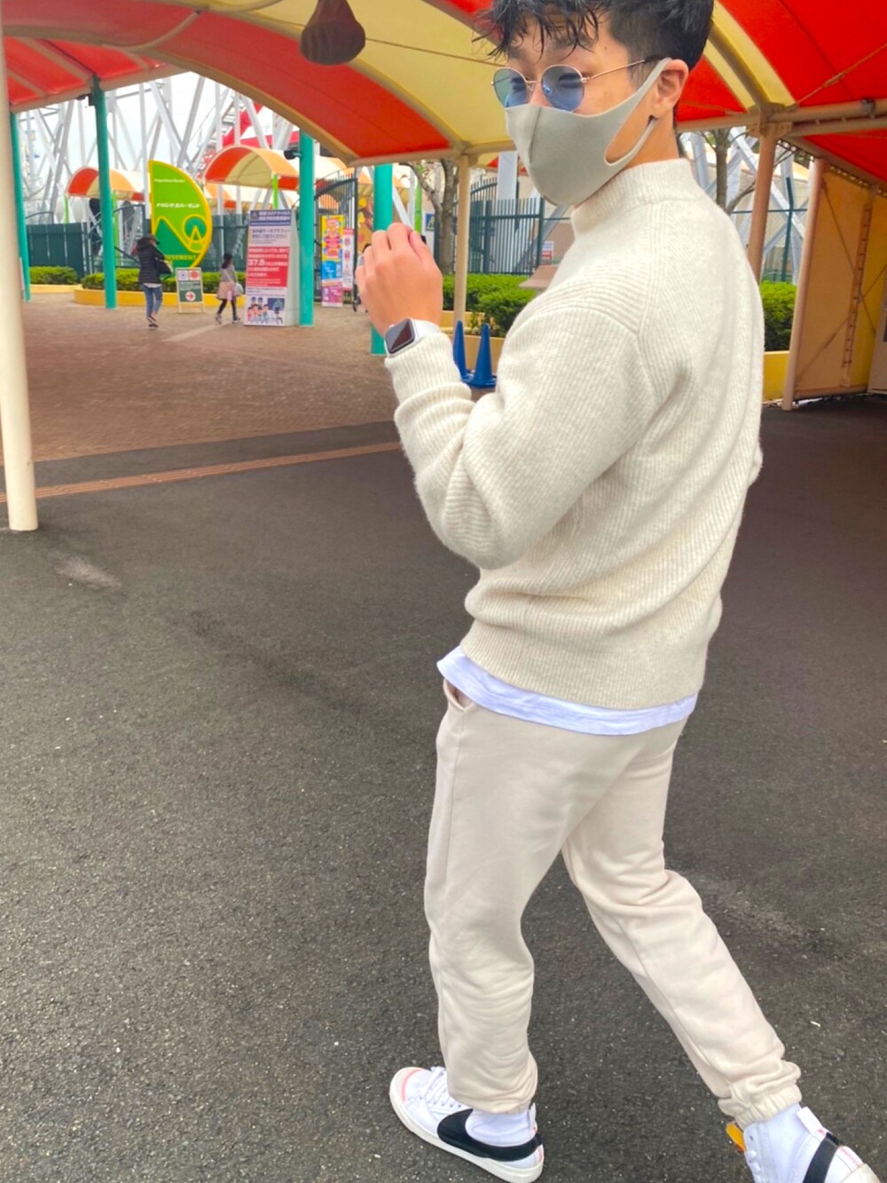 「カジュアルコーデ、おしゃれさんと繋がりたい、秋冬コーデ、スニーカーコーデ、白スニーカー、ニット/セーター、冬アウター、ベージュコーデ、秋のコーデ、遊園地」｜「NIKEのNIKE ナイキ BLAZER MID '77 JUMBO ブレーザーMID'77ジャンボ　MDD3111 100WHITE/BLACK（スニーカー、ホワイト系）」を使った、たくまールさん（メンズ・172cm）の冬コーディネートの1枚目の写真