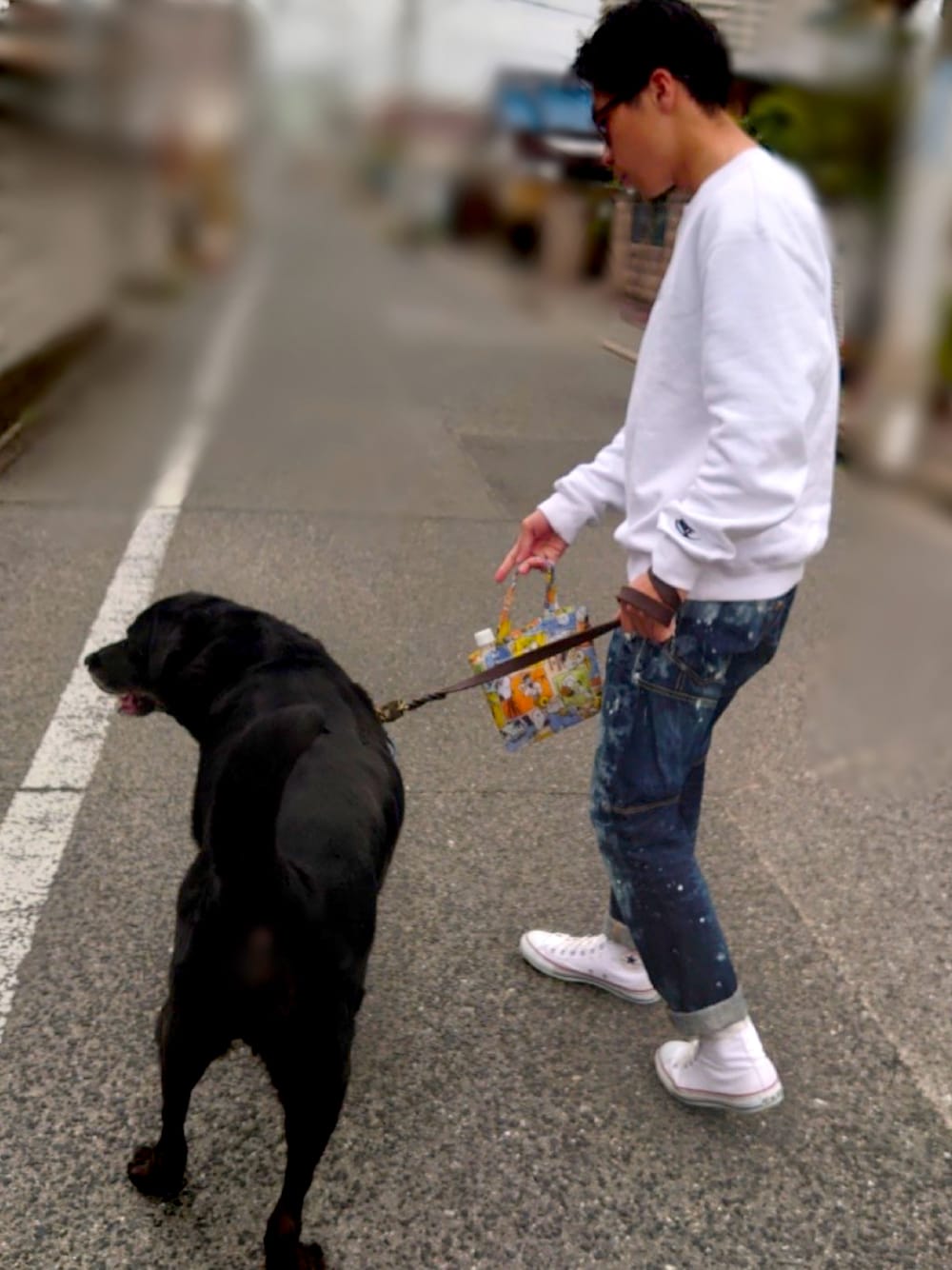 「おしゃれさんと繋がりたい、オーバーサイズ、ホワイト、休日スタイル、散歩、デニム、トレーナー、白スニーカー、白スウェット、コンバース、オールスター、スニーカーコーデ、シンプルコーデ、ナイキ、NIKE」｜「NIKEのNIKE ナイキ スポーツウェア JDI メンズ フリース クルースウェット / トレーナー / NIKE【SP】（スウェット、ホワイト系）」を使った、たくまールさん（メンズ・172cm）の冬コーディネートの1枚目の写真