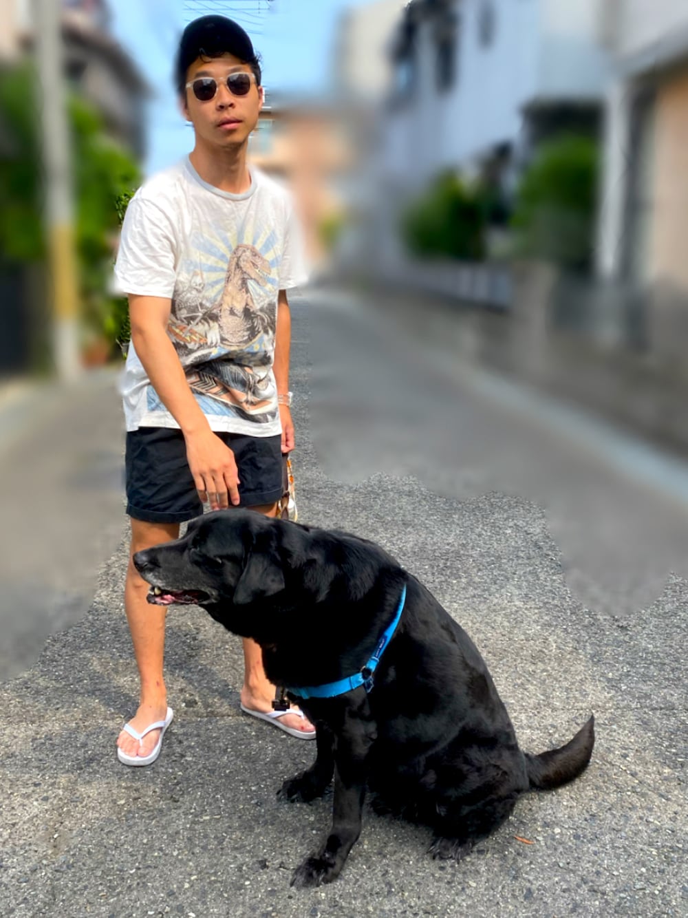 「短パン、散歩、キャップ、ビーサン、夏コーデ、オーバーサイズ」｜「ALLSAINTSのアイテム（Tシャツ/カットソー、ベージュ系）」を使った、たくまールさん（メンズ・172cm）の冬コーディネートの1枚目の写真