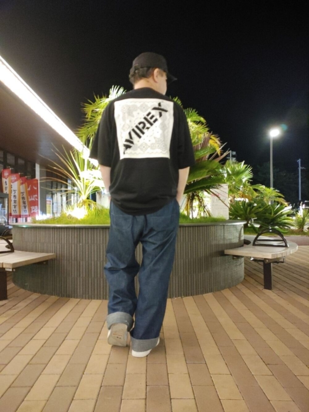 ホワイト系のスニーカー、ブルー系のデニムパンツ、ブラック系のTシャツ/カットソーを着用したメンズの夏コーディネートの1枚目の写真