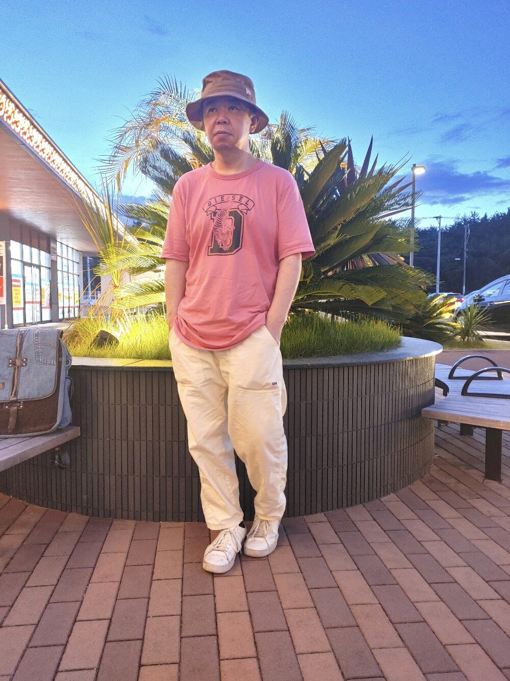 「夏コーデ、シンプルスタイル、ミックスカジュアル、チャオパニックティピー(CIAOPANIC TYPY)、DIESEL、お洒落さんと繋がりたい、いいね！返し、いいね!お気に入りフォルダーインフォローお願いします、夏セールで買いました、夏だ！Tシャツ着よう！」｜「DIESELのメンズ カウレザー ローカットスニーカー（スニーカー、ホワイト系）」を使った、とっくんさん（メンズ・170cm）の夏コーディネートの1枚目の写真