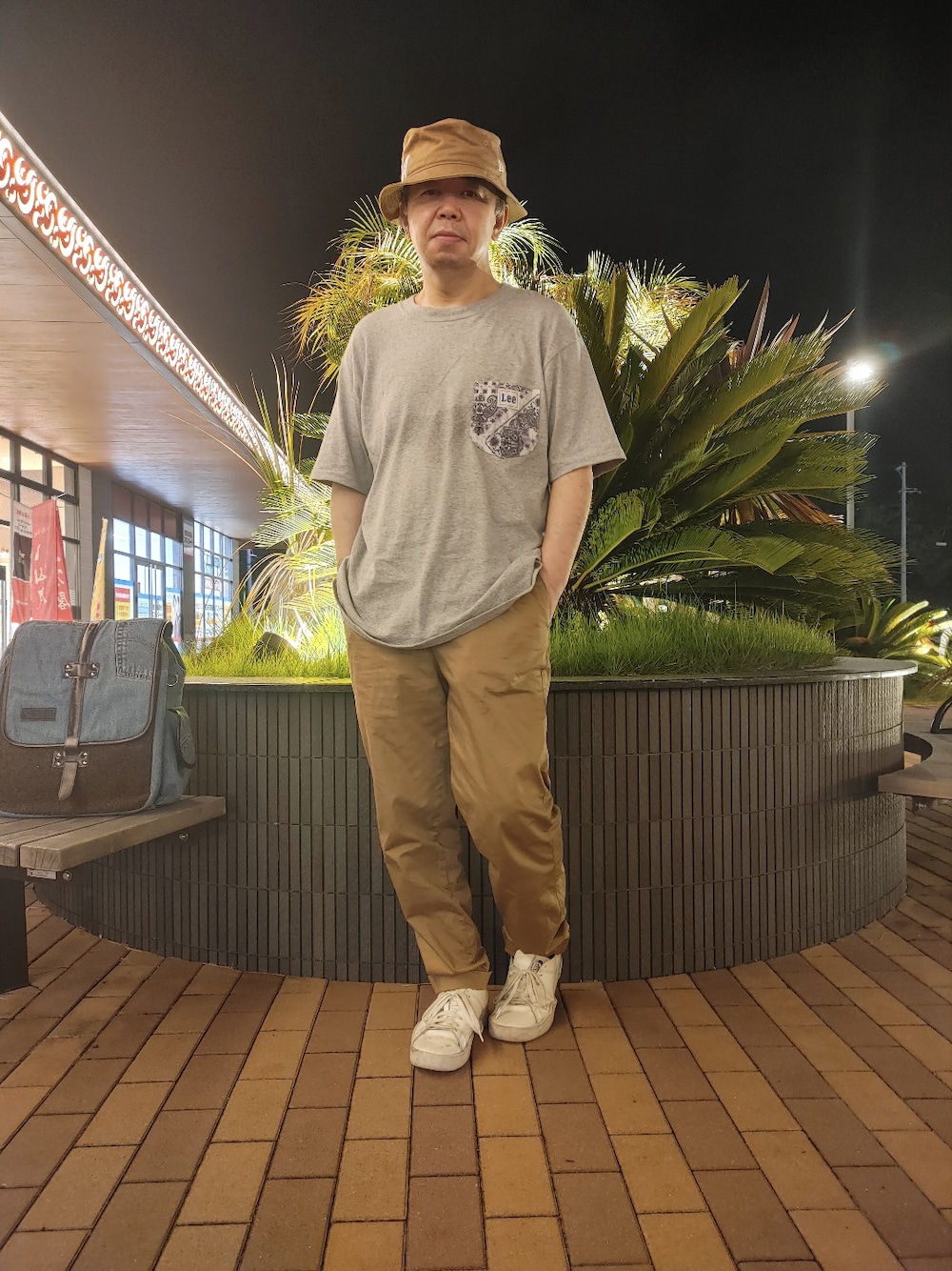 「ミックスカジュアル、夏コーデ、プチプラ、白スニーカー、シンプルコーデ、お洒落さんと繋がりたい、いいね！返し、ペイズリー柄、いいね!お気に入りフォルダーインフォローお願いします」｜「DIESELのメンズ カウレザー ローカットスニーカー（スニーカー、ホワイト系）」を使った、とっくんさん（メンズ・170cm）の夏コーディネートの1枚目の写真