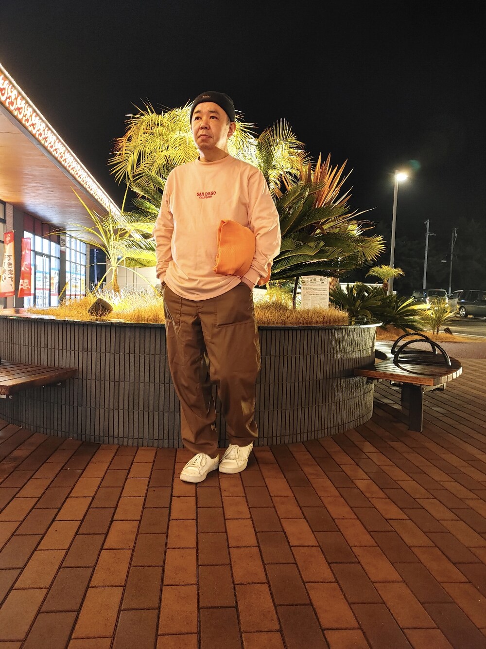 「ミックスカジュアル、チャオパニックティピー(CIAOPANIC TYPY)、DIESEL、ベイカーパンツ、ロンT、ニット帽、お洒落さんと繋がりたい、いいね！返し、いいね!お気に入りフォルダーインフォローお願いします、春服みてみて」｜「DIESELのメンズ カウレザー ローカットスニーカー（スニーカー、ホワイト系）」を使った、とっくんさん（メンズ・170cm）の春コーディネートの1枚目の写真