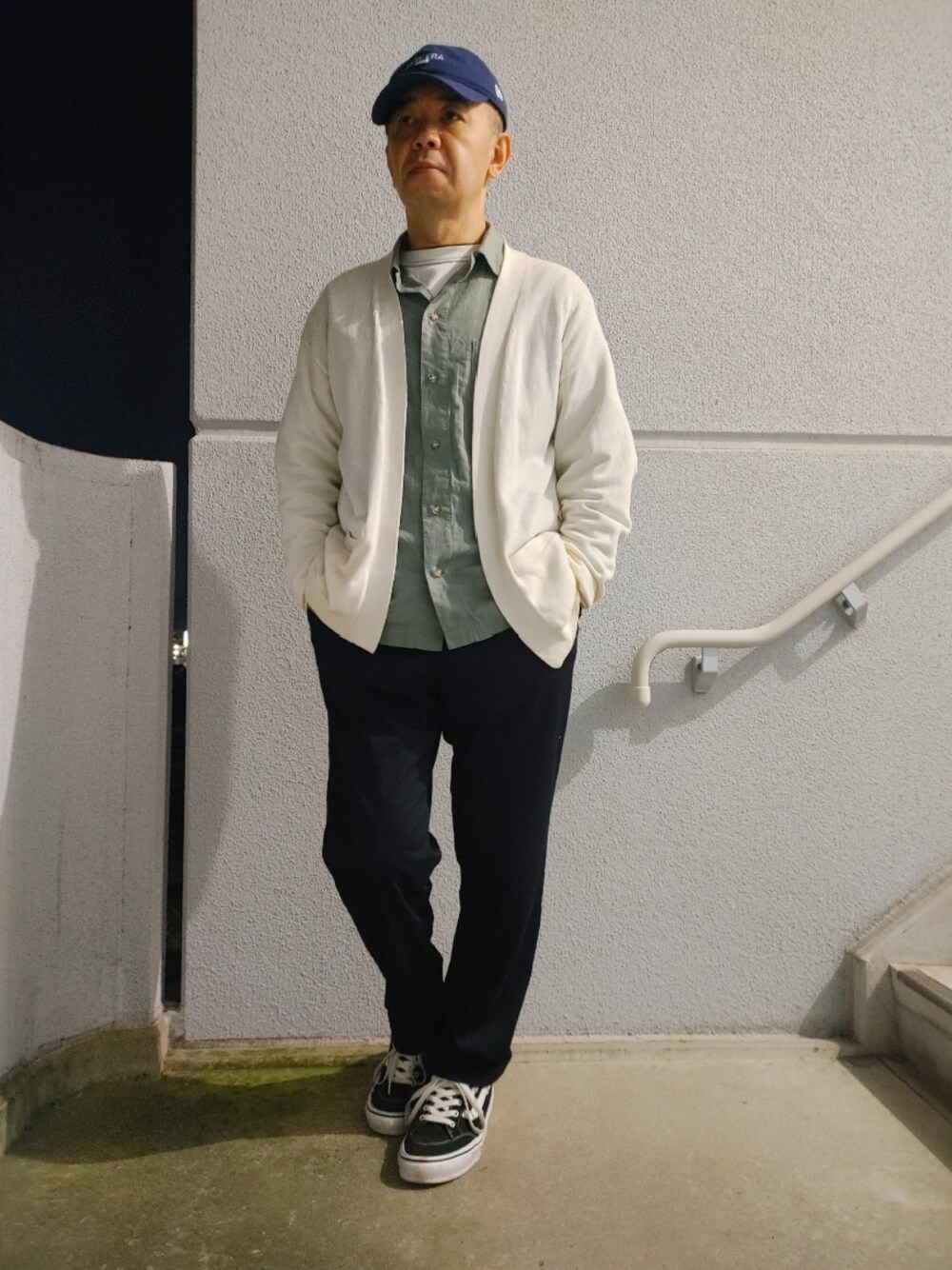 「キャップ男子、NewEra、ミックスカジュアル、カーディガン、着まわしコーデ、プチプラ、お洒落さんと繋がりたい、いいね！返し、いいね!お気に入りフォルダーインフォローお願いします、ファッションを楽しもう、キレイめカジュアル」｜「VANSのVANS OLD SKOOL 36 DX VN0A4BW3KS7（スニーカー、ブラック系）」を使った、とっくんさん（メンズ・170cm）の秋コーディネートの1枚目の写真