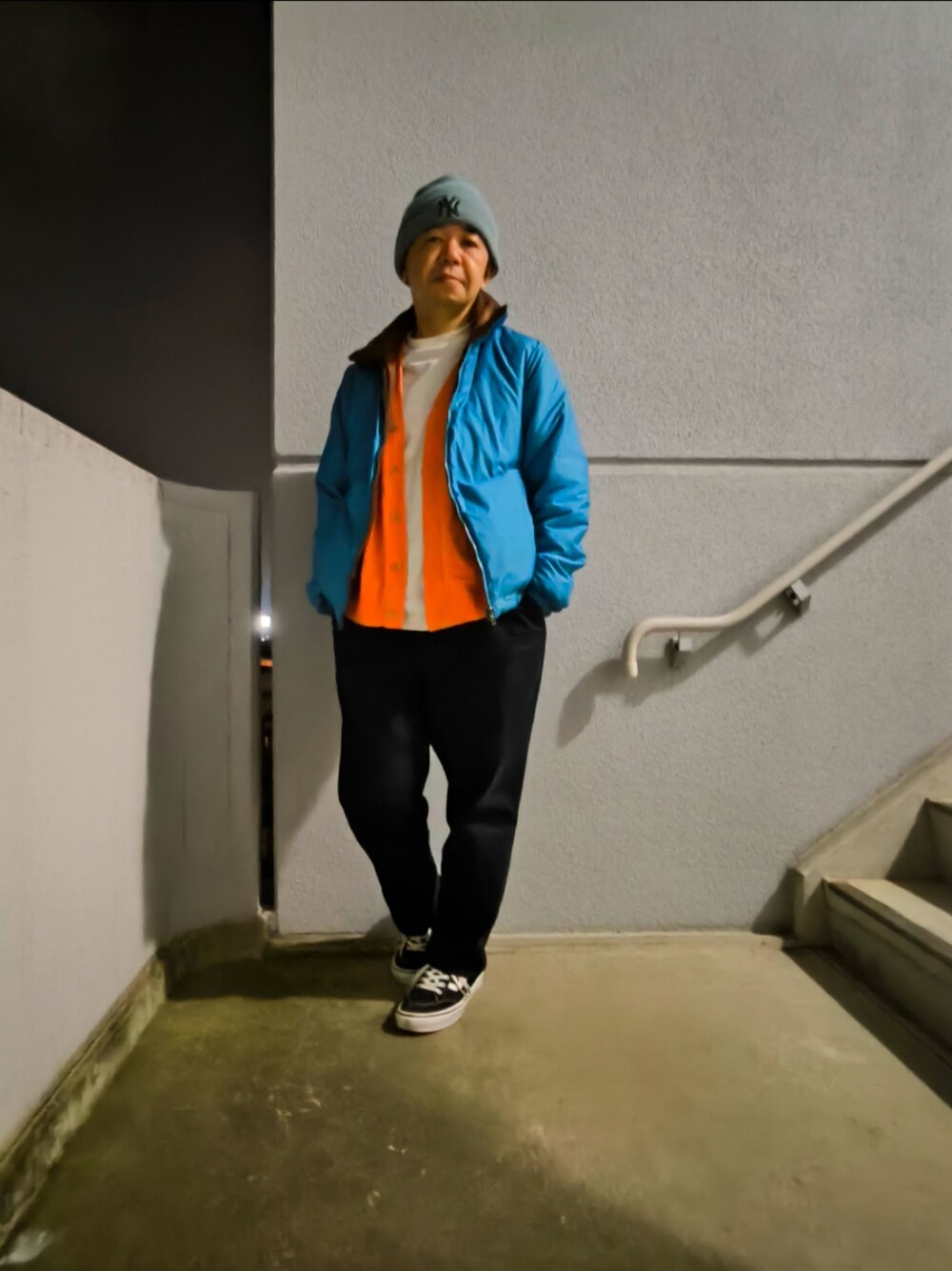 「重ね着、着回しコーデ、レイヤードスタイル、リバーシブル、ダウン、古着MIX、いいね！返し、お洒落さんと繋がりたい、いいね!お気に入りフォルダーインフォローお願いします」｜「VANSのアイテム（スニーカー、ブラック系）」を使った、とっくんさん（メンズ・170cm）の冬コーディネートの1枚目の写真