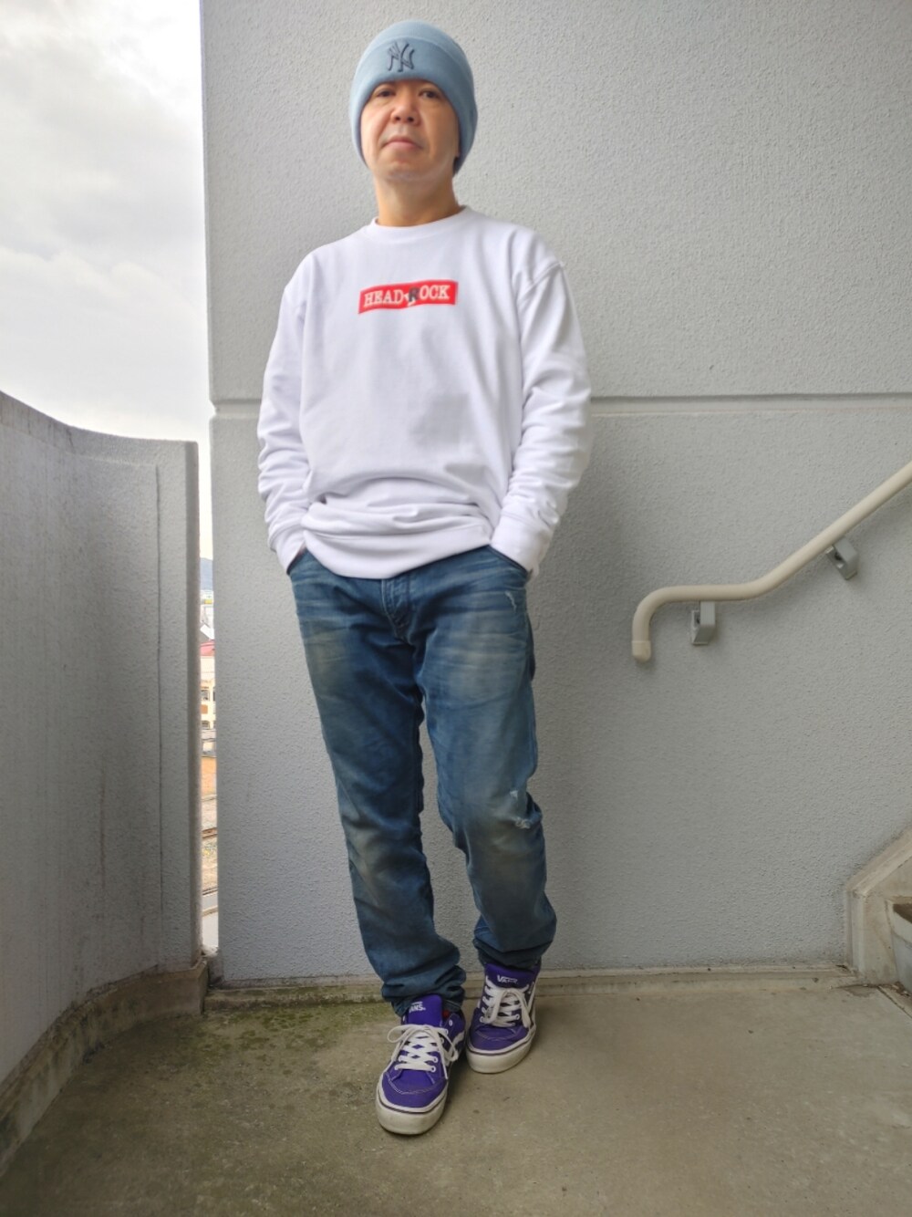 「休日スタイル、秋冬コーデ、キャップ男子、秋服コーデ、NewEra、お洒落さんと繋がりたい、スウェット、ファッションを楽しもう」｜「VANSのVANS/ヴァンズ Old School オールドスクール（スニーカー、パープル系）」を使った、とっくんさん（メンズ・170cm）の秋コーディネートの1枚目の写真