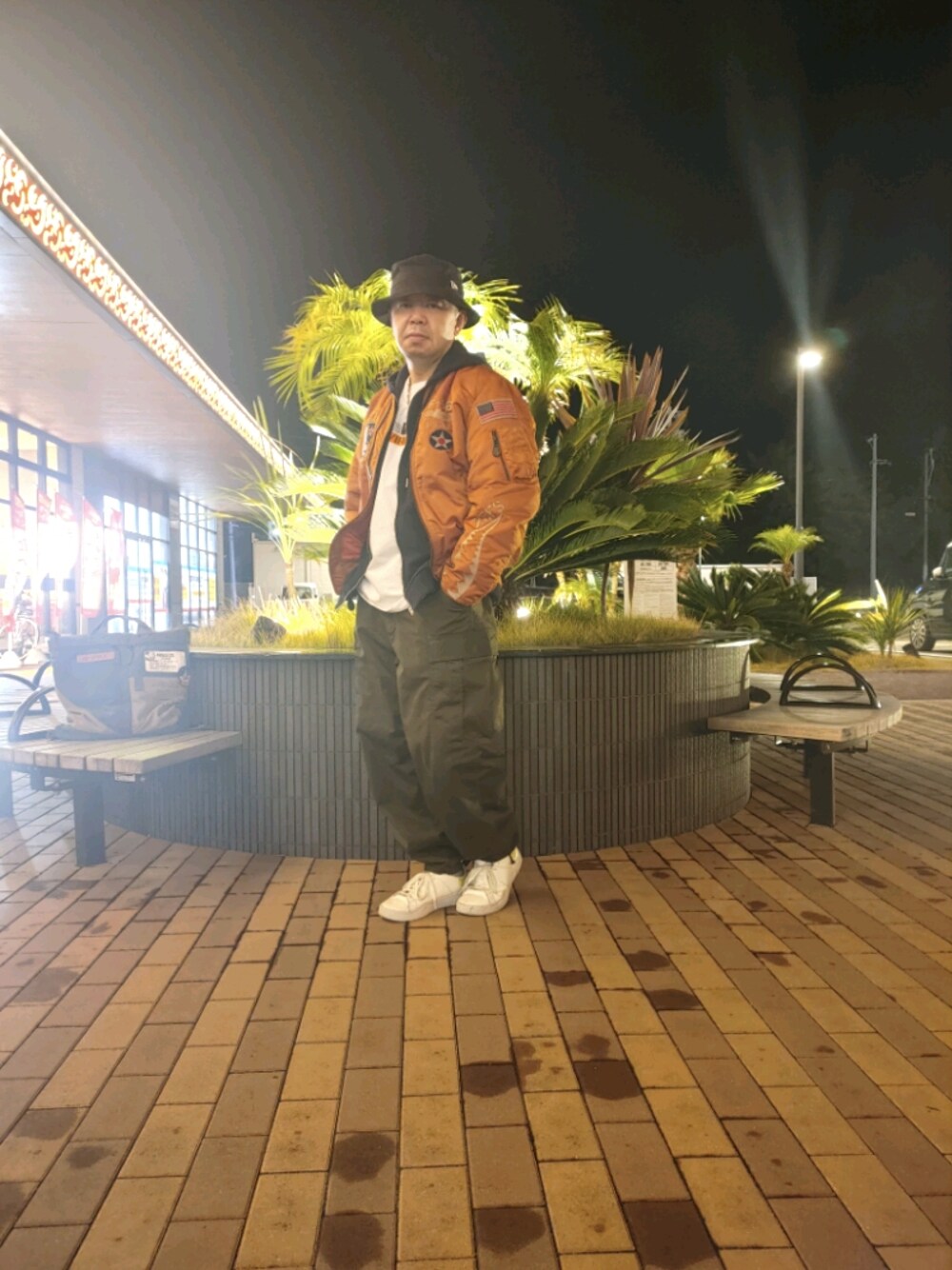 「ミリタリー、MA-1、AVIREX、冬コーデ、ミックスカジュアル、お洒落さんと繋がりたい、いいね！返し、いいね!お気に入りフォルダーインフォローお願いします、DIESEL」｜「DIESELのメンズ カウレザー ローカットスニーカー（スニーカー、ホワイト系）」を使った、とっくんさん（メンズ・170cm）の冬コーディネートの1枚目の写真