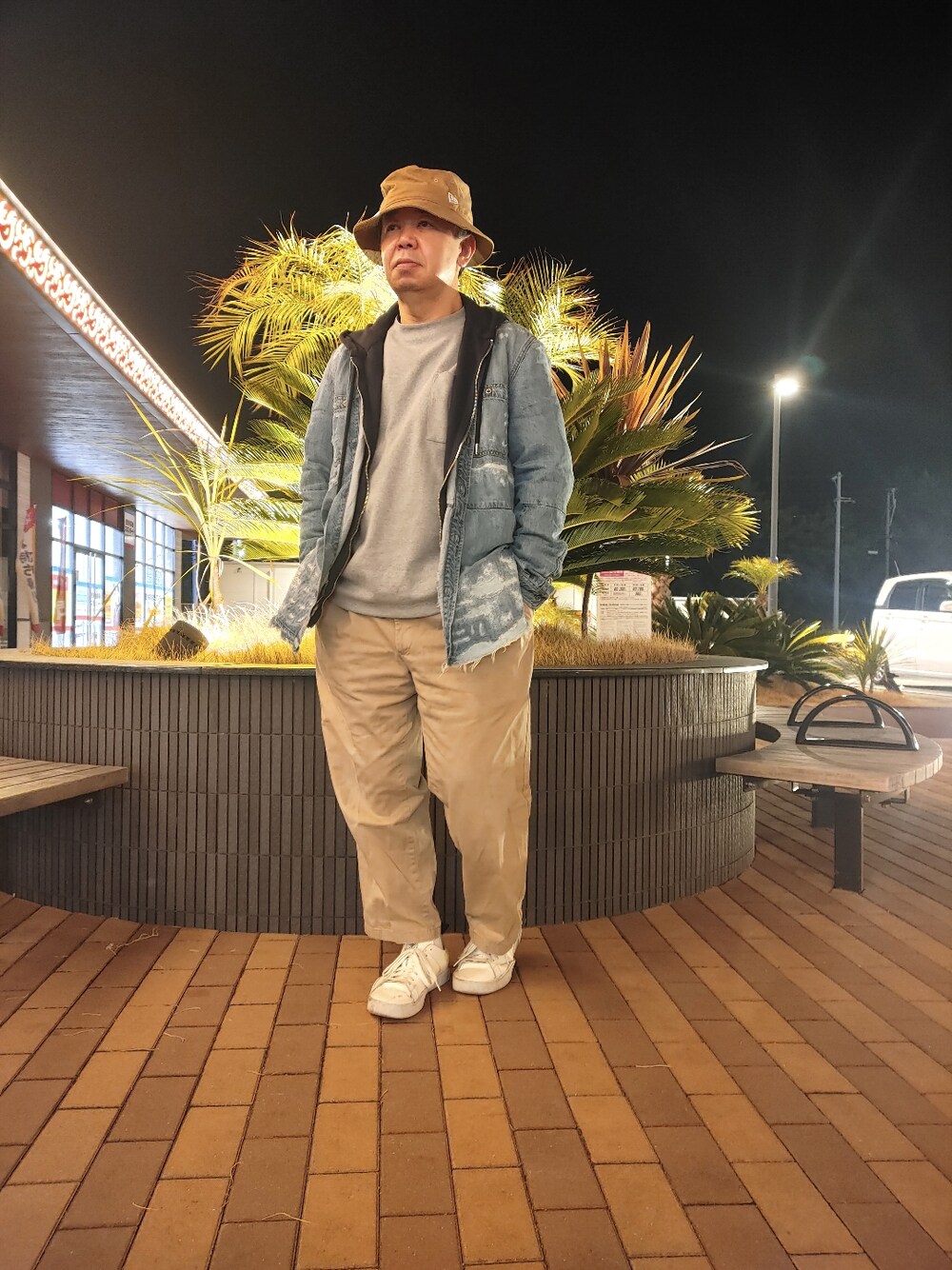 「DIESEL、ダメージコーデ、春コーデ、デニムシャツ、ビッグシルエット、お洒落さんと繋がりたい、いいね！返し、いいね!お気に入りフォルダーインフォローお願いします、春服みてみて、古着MIX」｜「DIESELのメンズ カウレザー ローカットスニーカー（スニーカー、ホワイト系）」を使った、とっくんさん（メンズ・170cm）の春コーディネートの1枚目の写真