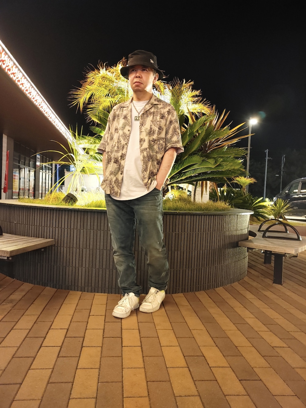 「チャオパニックティピー(CIAOPANIC TYPY)、DIESEL、ミックスカジュアル、アロハシャツ、リゾートスタイル、休日コーデ、お洒落さんと繋がりたい、いいね！返し、いいね!お気に入りフォルダーインフォローお願いします、グリーン」｜「DIESELのメンズ カウレザー ローカットスニーカー（スニーカー、ホワイト系）」を使った、とっくんさん（メンズ・170cm）の春コーディネートの1枚目の写真