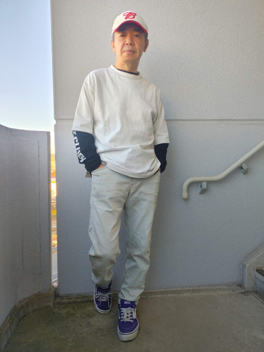 「キャップ男子、着まわしコーデ、古着MIX、レイヤードスタイル、おしゃれさんと繋がりたい、いいね！返し、NewEra、キャップ、いいね!お気に入りフォルダーインフォローお願いします、ファッションを楽しもう」｜「VANSのVANS/ヴァンズ Old School オールドスクール（スニーカー、パープル系）」を使った、とっくんさん（メンズ・170cm）の秋コーディネートの1枚目の写真