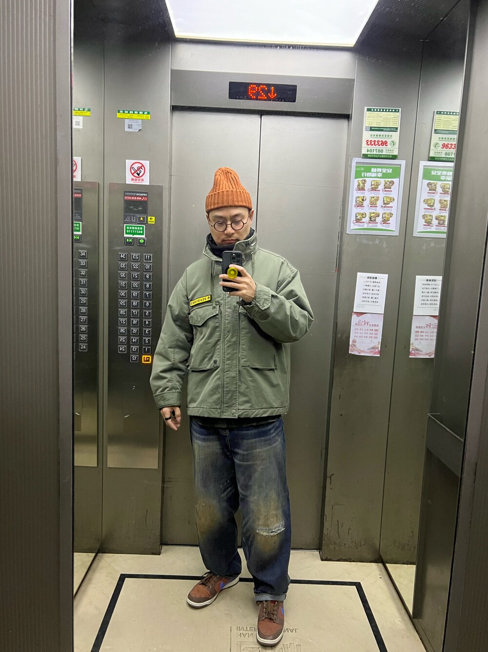 「CONVERSEのアイテム（ミリタリージャケット、グリーン系）」を使った、van----------さん（メンズ・175cm）の冬コーディネートの1枚目の写真