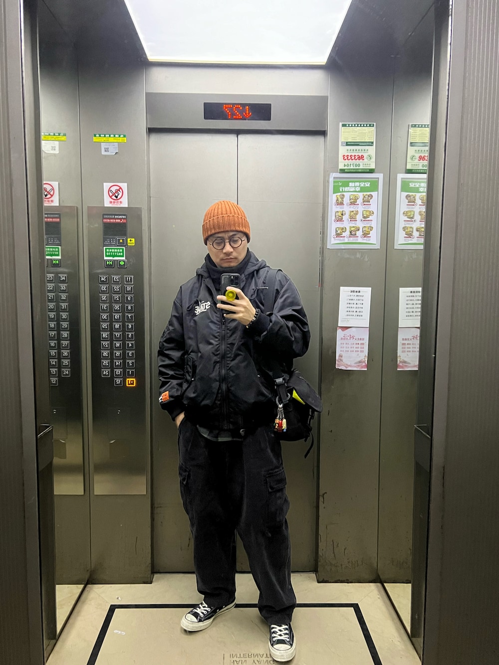 「CONVERSEのアイテム（スニーカー、ブラック系）」を使った、van----------さん（メンズ・175cm）の冬コーディネートの1枚目の写真