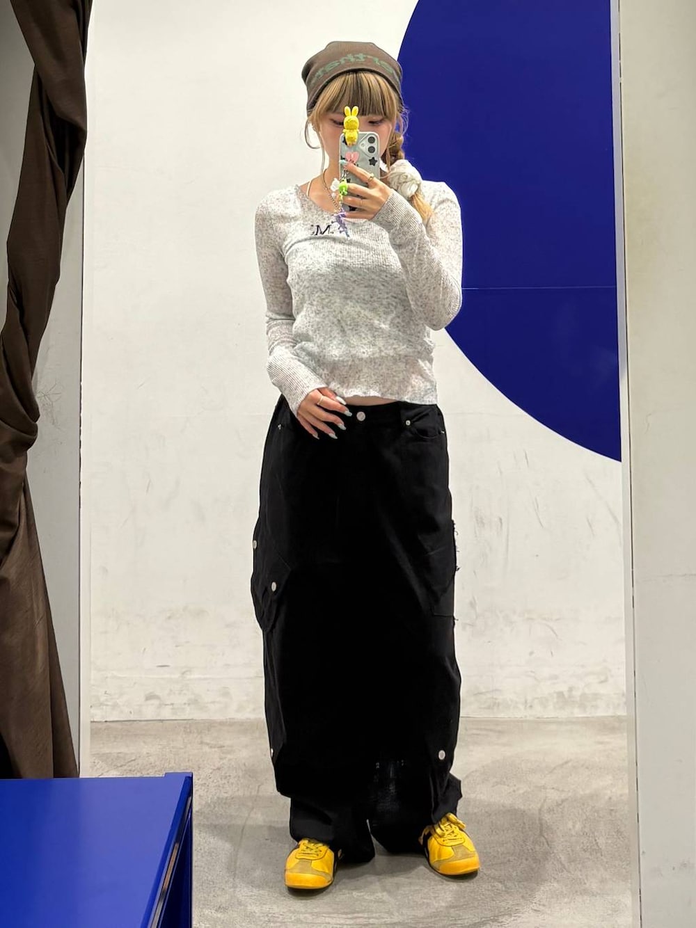 グレー系のTシャツ/カットソー、ブラック系のカーゴパンツを着用したレディースの秋コーディネートの1枚目の写真