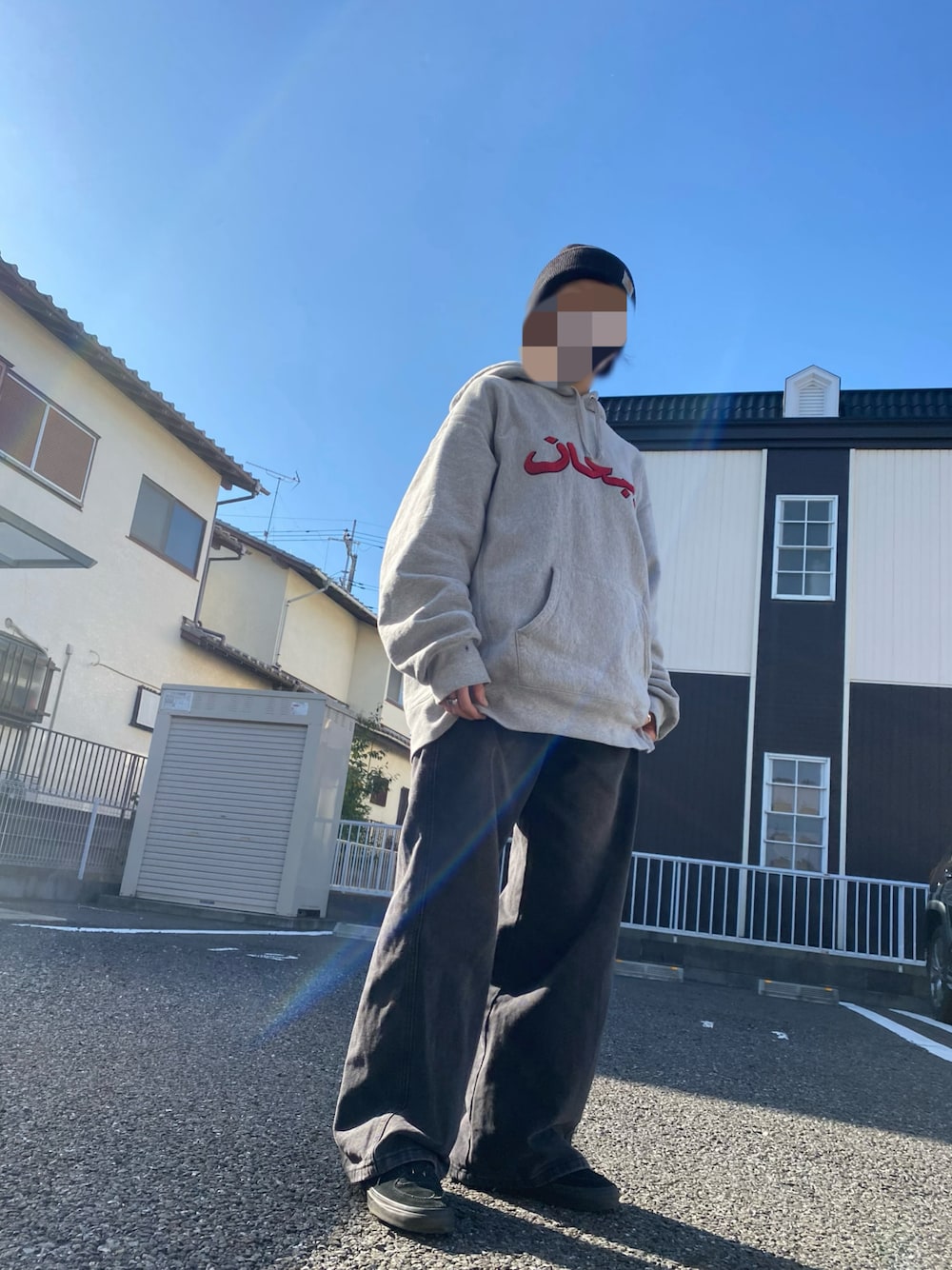 「冬服、シンプルコーデ、ビッグシルエット、パンツスタイル、モノトーンコーデ、オーバーサイズ」｜「Supreme のアイテム（パーカー、グレー系）」を使った、もさん（レディース・185cm）の秋コーディネートの1枚目の写真