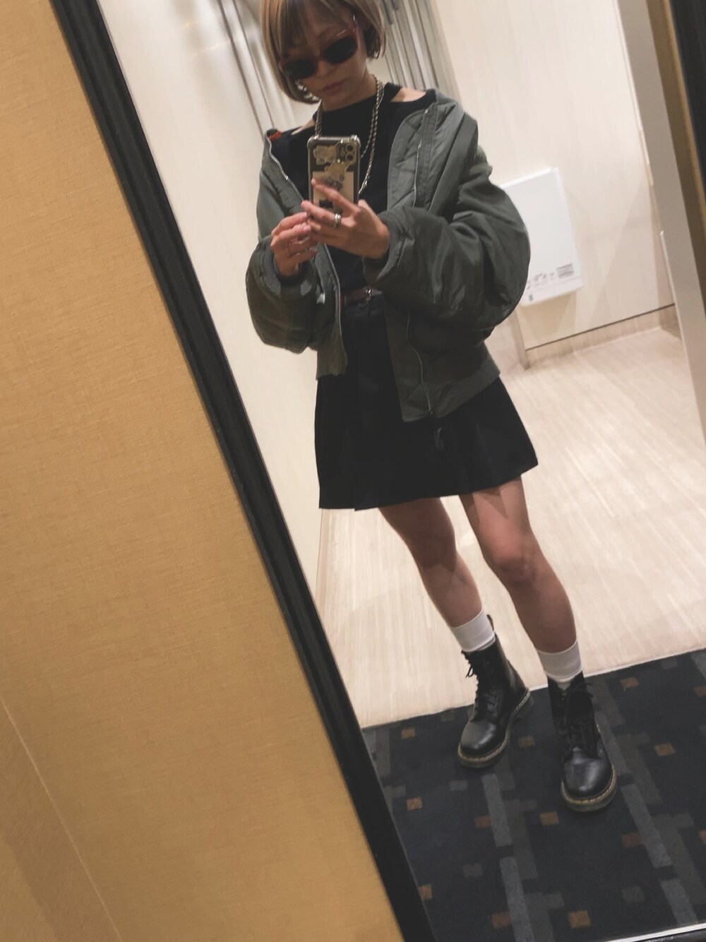 「秋冬コーデ、大人女子、ブーツスタイル、冬ファッション、韓国ファッション、スカートコーデ、ニット」｜「Dr. MartensのDr.Martens ドクターマーチン 1460Z 8 EYE BOOT (8ホールブーツ) レディース 10072004（ブーツ、ブラック系）」を使った、もさん（レディース・158cm）の冬コーディネートの1枚目の写真