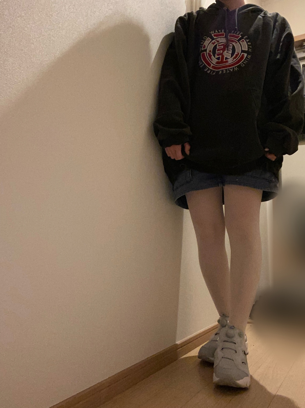 「秋冬コーデ」｜「Reebokのアイテム（スニーカー、グレー系）」を使った、もさん（レディース・158cm）の秋コーディネートの1枚目の写真