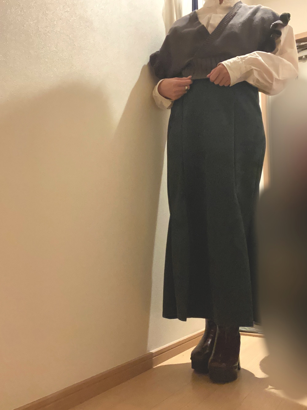 「秋冬コーデ、マーメイドスカート、ニットベスト、ブーツ」｜「HAREのサイドゴアチャンキーブーツ(HARE)（ブーツ、ブラウン系）」を使った、もさん（レディース・158cm）の冬コーディネートの1枚目の写真