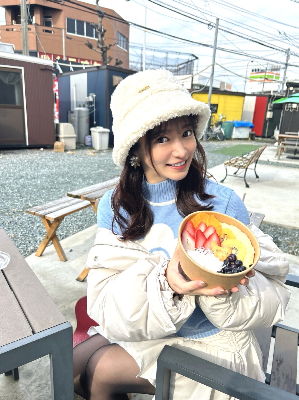 「FURFURのエコファーバケットハット（ハット、ホワイト系）」を使った、RUUさん（レディース・156cm）の冬コーディネートの1枚目の写真