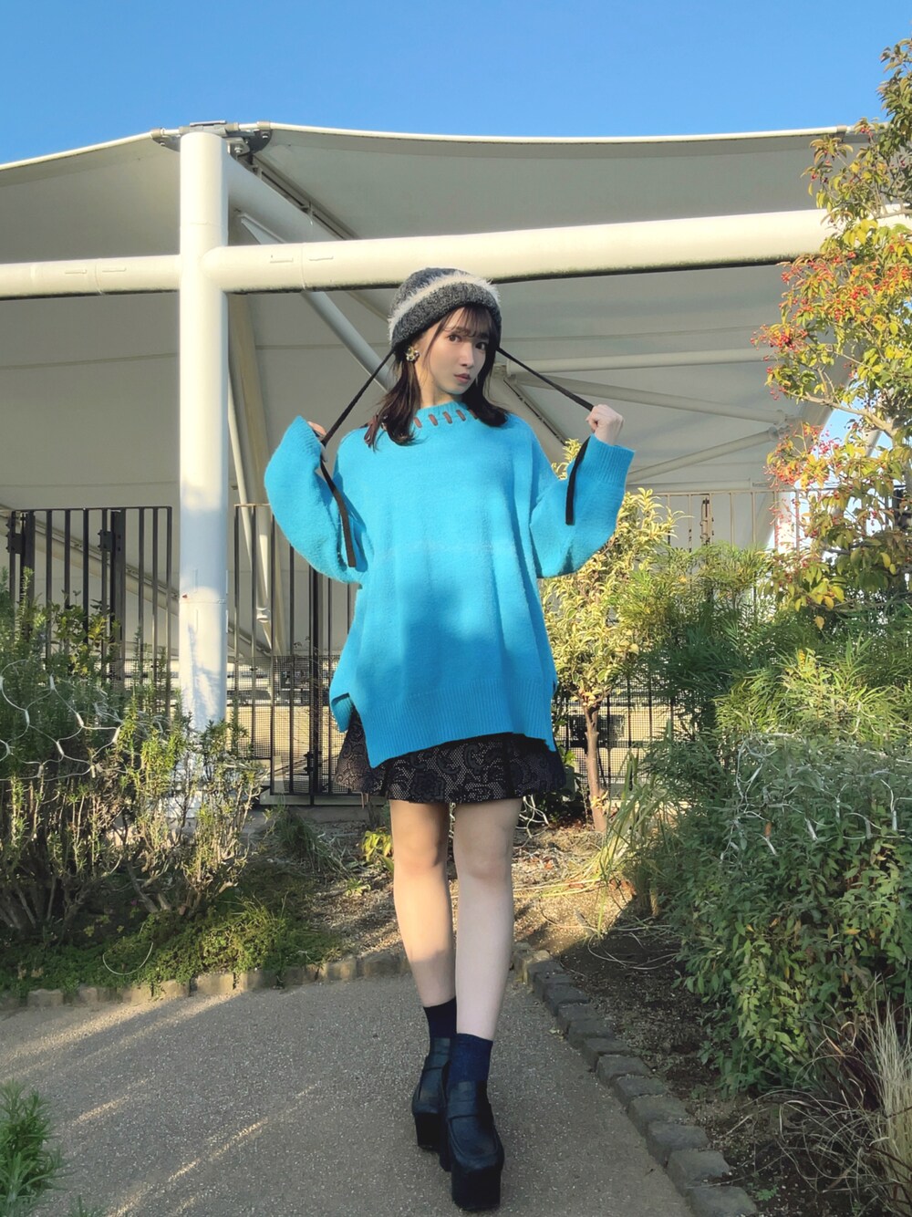 ブルー系のニット/セーター、その他のその他パンツ、ブラック系のローファーを着用したレディースの冬コーディネートの1枚目の写真