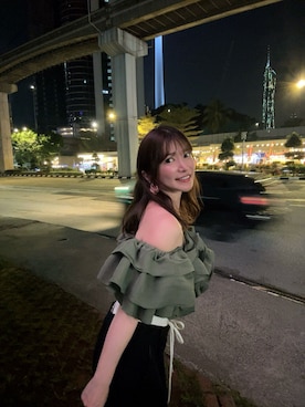 「SNIDEL（スナイデル）のオフショルボリュームフリルブラウス（シャツ/ブラウス、グリーン系）」を使った、RUUさん（レディース・156cm）の春コーディネート