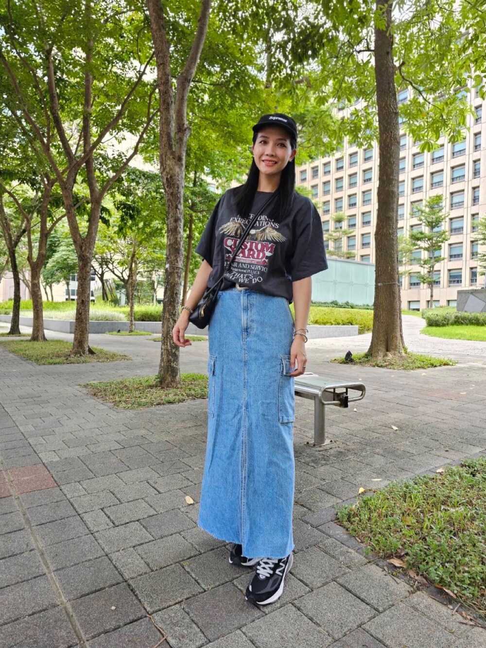「夏服、夏コーデ、夏だ！Tシャツ着よう！、Tシャツ、シンプルコーデ、スカート、ロングスカート、キャップ女子、キャップ、ニューバランス、ニューバランス990」｜「Ungridのワークデザインスリットデニムスカート（デニムスカート、ブルー系）」を使った、Mirandaさん（レディース・167cm）の夏コーディネートの1枚目の写真