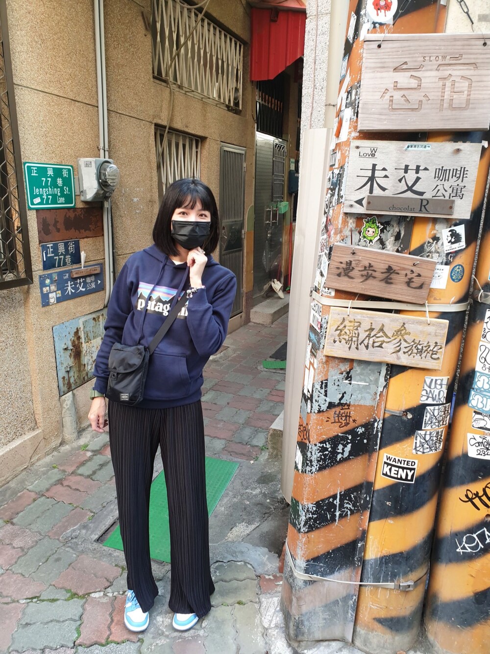 「ootd、今日のコーデ、今日の服、冬コーデ、パーカー、サコッシュ、nike dunk、patagonia、ナイキ」｜「patagoniaのpatagonia/パタゴニア P-6 Logo Uprisal Hoody/ロゴアップライザル フーディー（パーカー、ブラック系）」を使った、Mirandaさん（レディース・167cm）の冬コーディネートの1枚目の写真