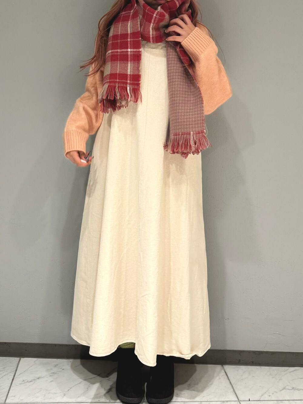 「雪遊びコーデ、Samansa Mos2、ピンクコーデ、マフラー、ジャンパースカート、ニット、ワッチ（ニット帽）」｜「Samansa Mos2の【マシンウォッシャブル】ロゴジャカードニット（ニット/セーター、ピンク系）」を使った、わかなさん（レディース・160cm）の秋コーディネートの1枚目の写真