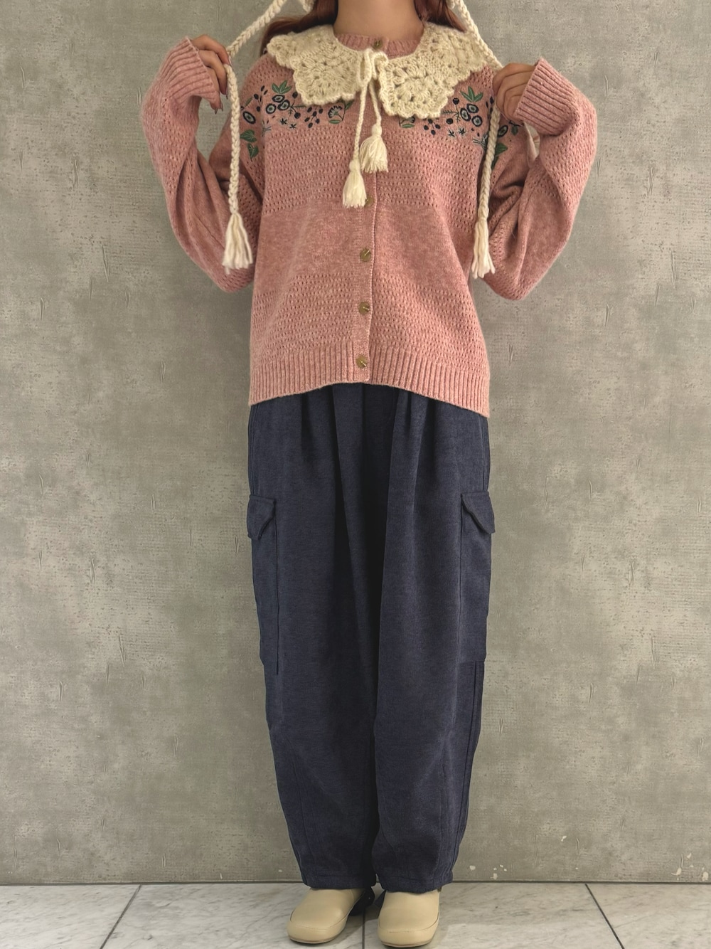 「秋冬コーデ、つけ襟コーデ、刺繍ニット、ニットワッチ、カーゴパンツ、ピンクコーデ、Samansa Mos2」｜「Samansa Mos2の【ﾏｶﾍﾞｱﾘｽＸSamansaMos2】刺繍ﾆｯﾄｶｰﾃﾞｨｶﾞﾝ（カーディガン/ボレロ、ピンク系）」を使った、わかなさん（レディース・160cm）の秋コーディネートの1枚目の写真
