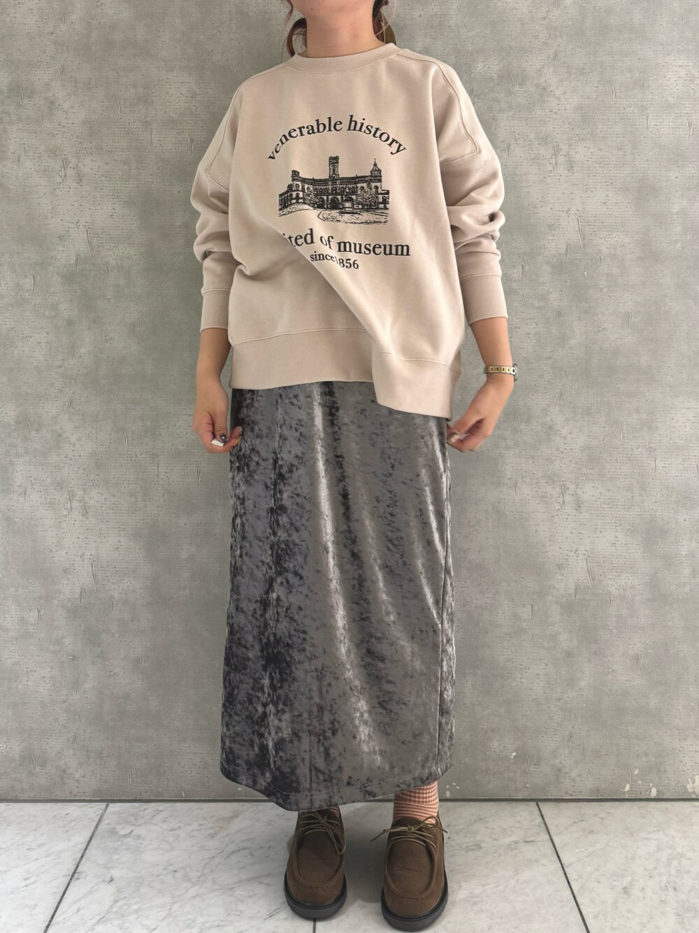 「Samansa Mos2、ピンクコーデ、ベロアスカート、冬コーデ、スウェット」｜「Samansa Mos2のモチーフプリントスウェット（Tシャツ/カットソー、ピンク系）」を使った、わかなさん（レディース・160cm）の冬コーディネートの1枚目の写真