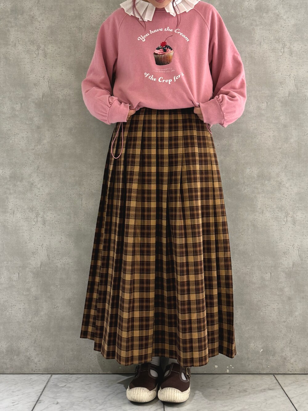 「ehka sopo、スウェット、ブラウス、プリーツスカート、ピンクコーデ」｜「ehka sopoの裾ドロストスウェット（Tシャツ/カットソー、ピンク系）」を使った、わかなさん（レディース・160cm）の秋コーディネートの1枚目の写真