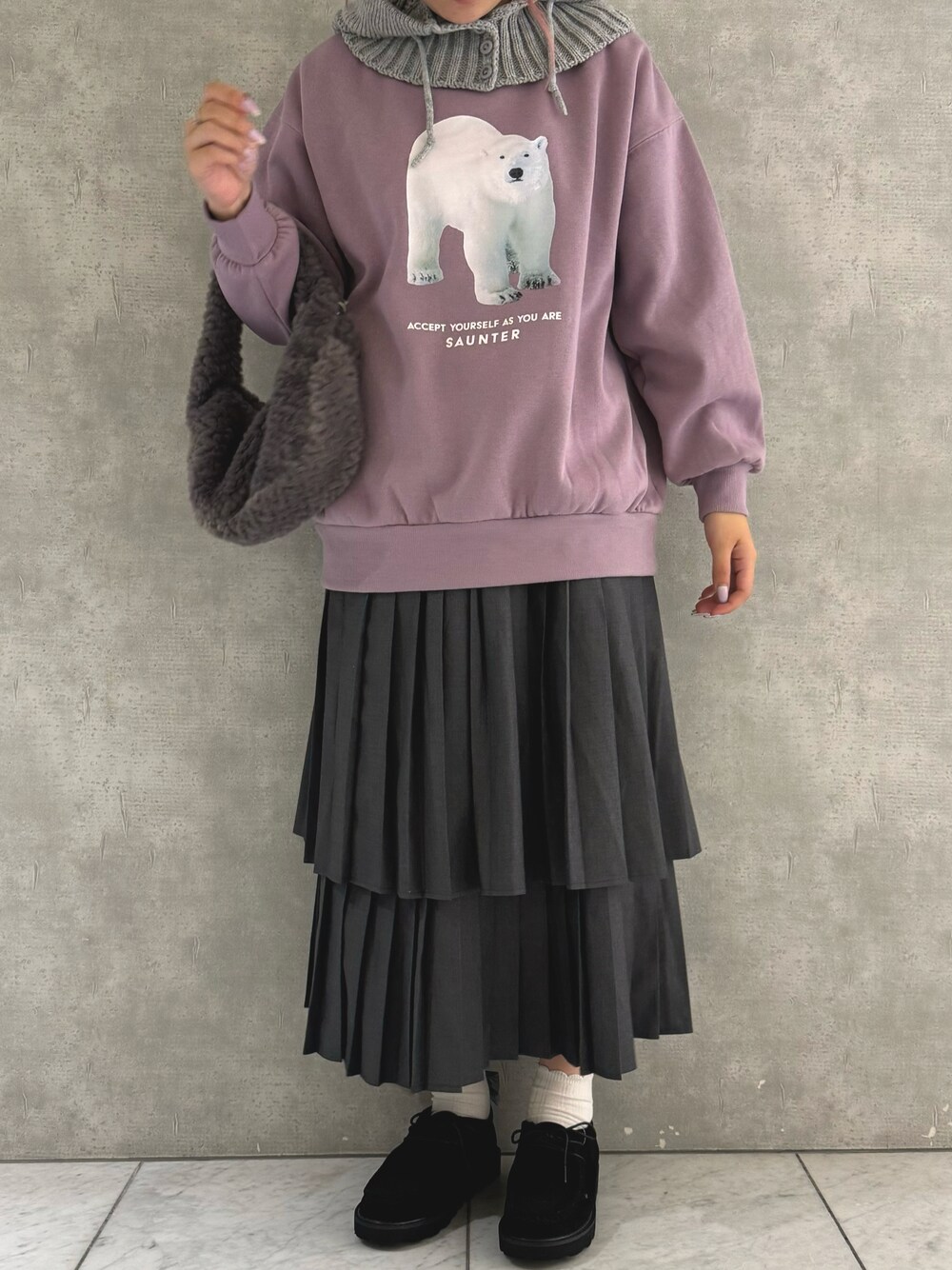 「冬コーデ、プリーツスカート、プリーツティアードスカート、バラクラバ、パープルコーデ、ehka sopo」｜「ehka sopoのティアードプリーツスカート（スカート、グレー系）」を使った、わかなさん（レディース・160cm）の秋コーディネートの1枚目の写真