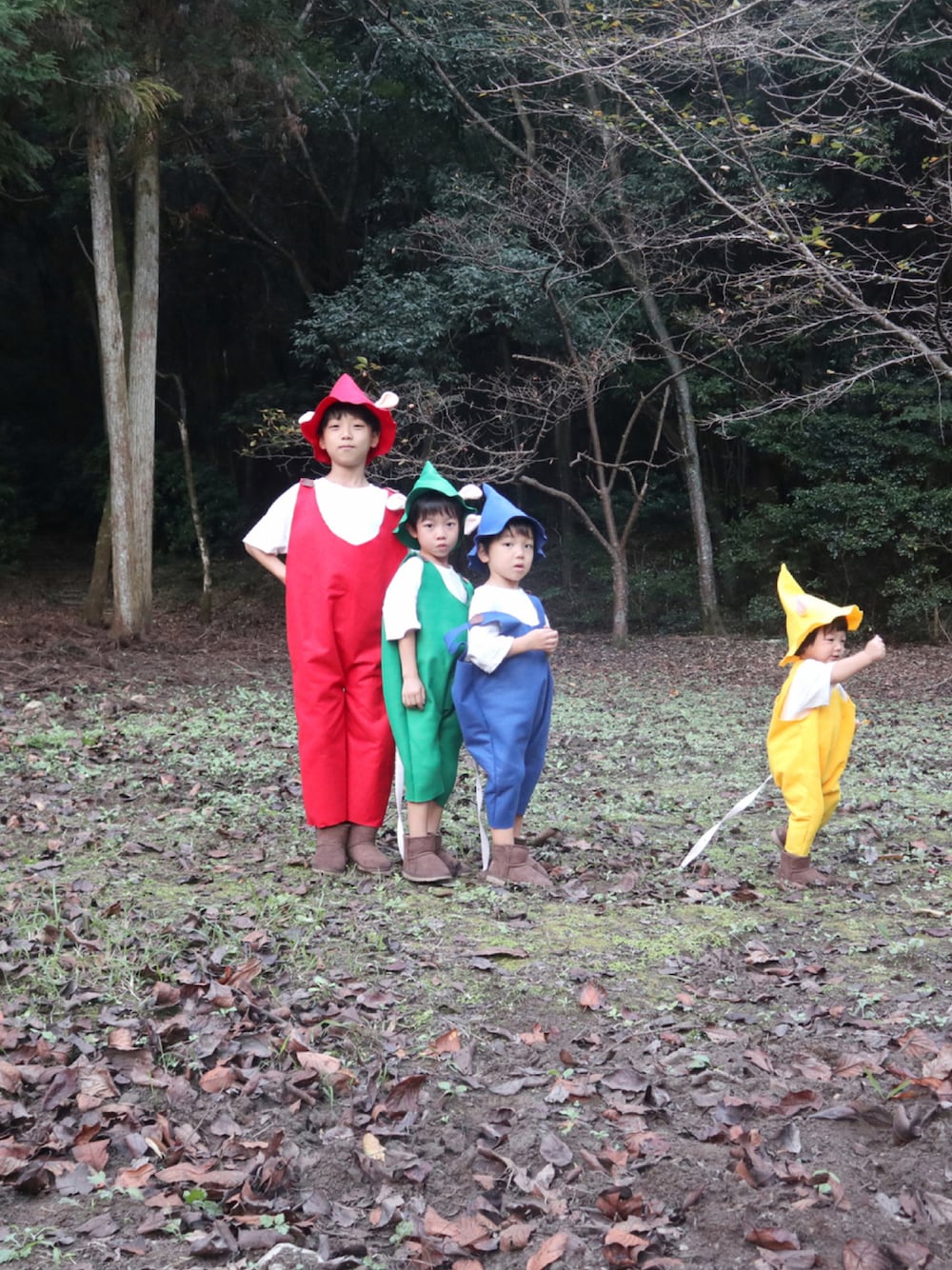 「ブーツ、ハロウィン、ボアブーツ、コスプレ、男の子、ぐりとぐら、ハロウィンコーデ、ハロウィンコスプレ、4兄弟、ぐりとぐらコスプレ、末っ子かなりの暴君」｜「Handmadeのアイテム（サロペット/オーバーオール、レッド系）」を使った、Maaamiさん（キッズ・135cm）の秋コーディネートの1枚目の写真