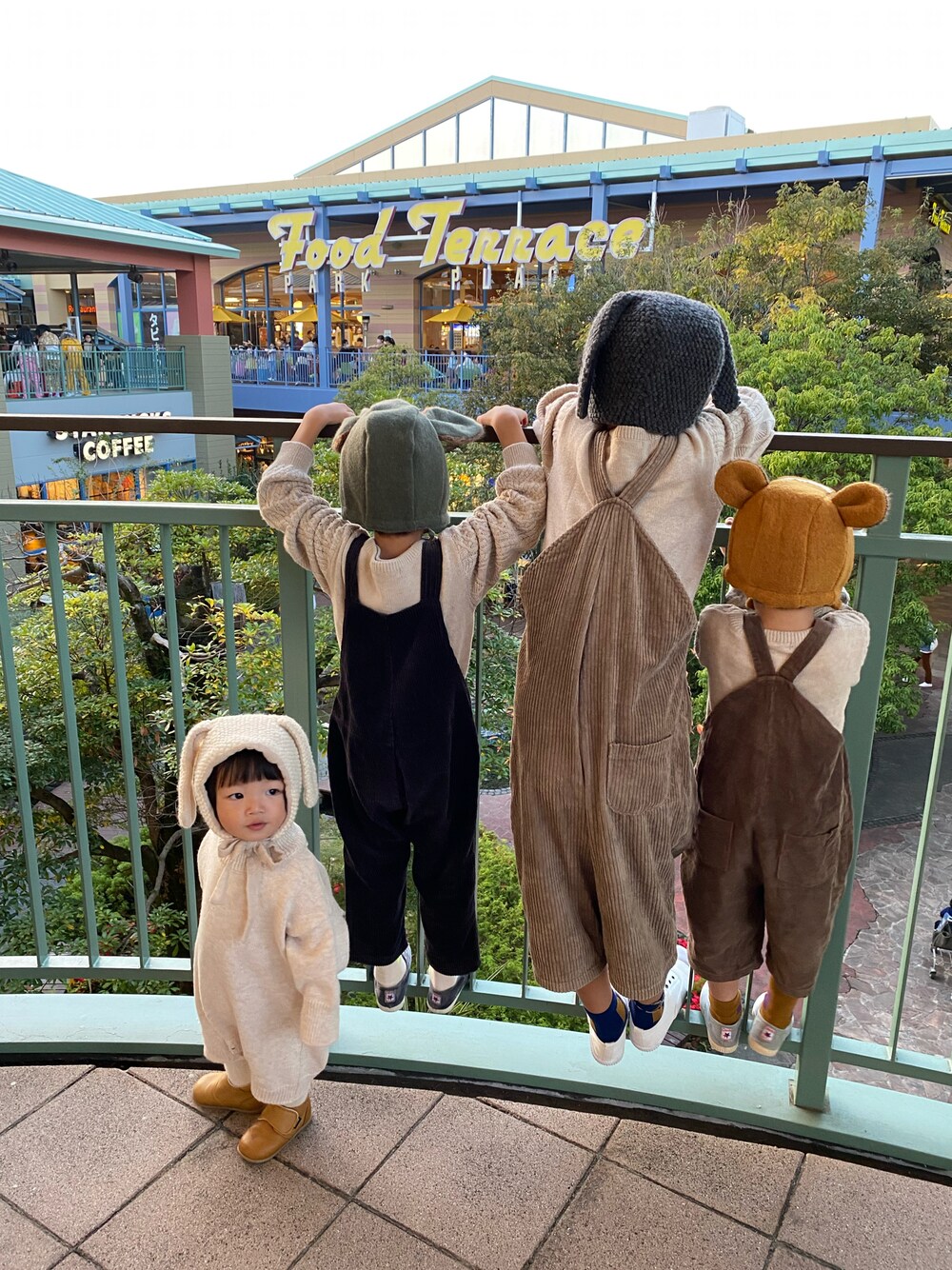 「wearhalloween2021、ハロウィン、サロペット、韓国子供服、ニット/セーター、スリッポン、ボンネット、ニットロンパース、冬コーデ、4兄弟」｜「韓国子供服のアイテム（つなぎ/オールインワン、ホワイト系）」を使った、Maaamiさん（キッズ・135cm）の秋コーディネートの1枚目の写真
