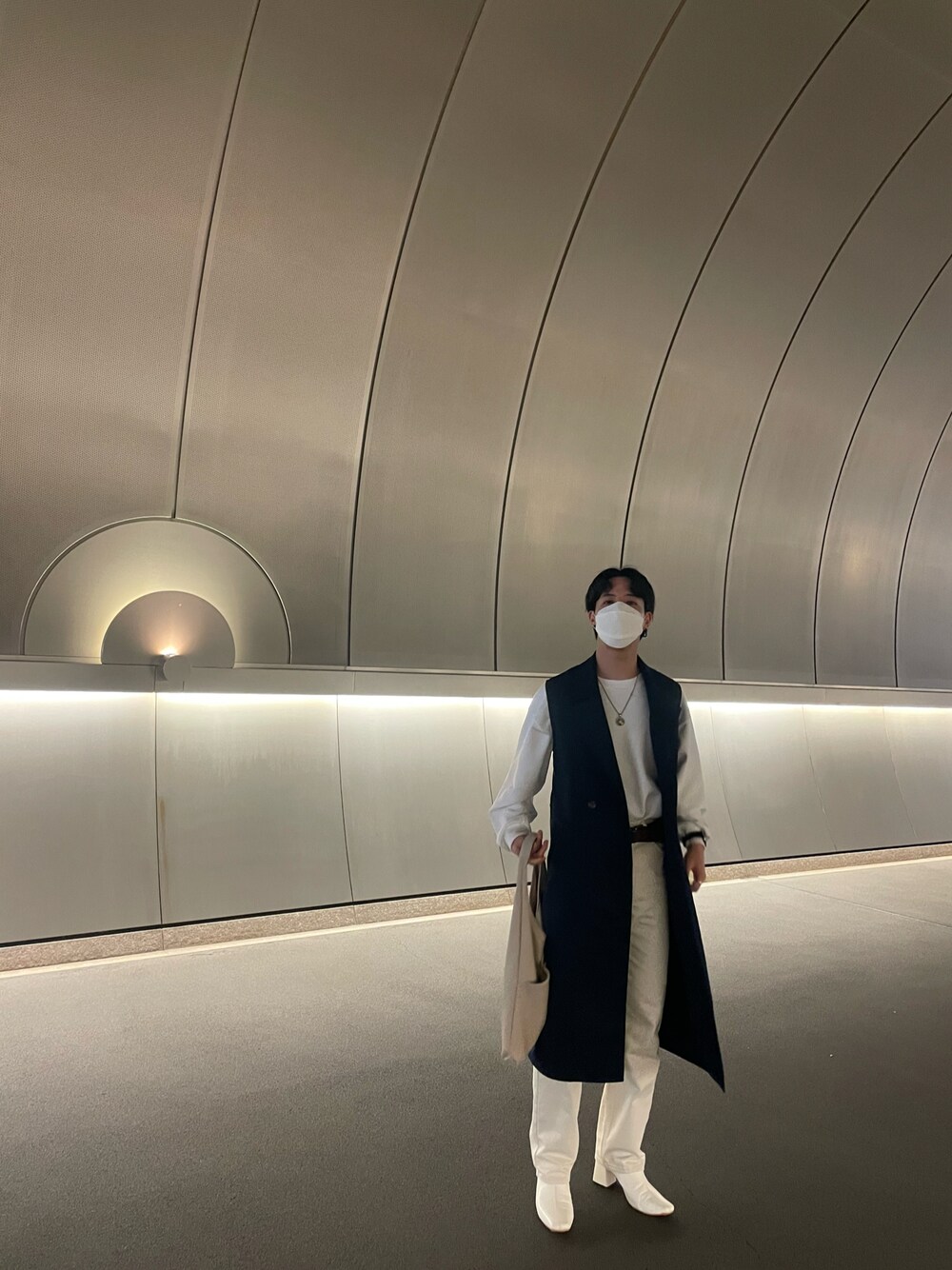 「秋冬コーデ、ジレ、ロングジレ、休日スタイル、おしゃれさんと繋がりたい、ブーツ、メンズブーツ、UNIQLO、ユニクロ、レディース」｜「GUのアイテム（トレンチコート、ブラック系）」を使った、ポンさん（メンズ・175cm）の冬コーディネートの1枚目の写真