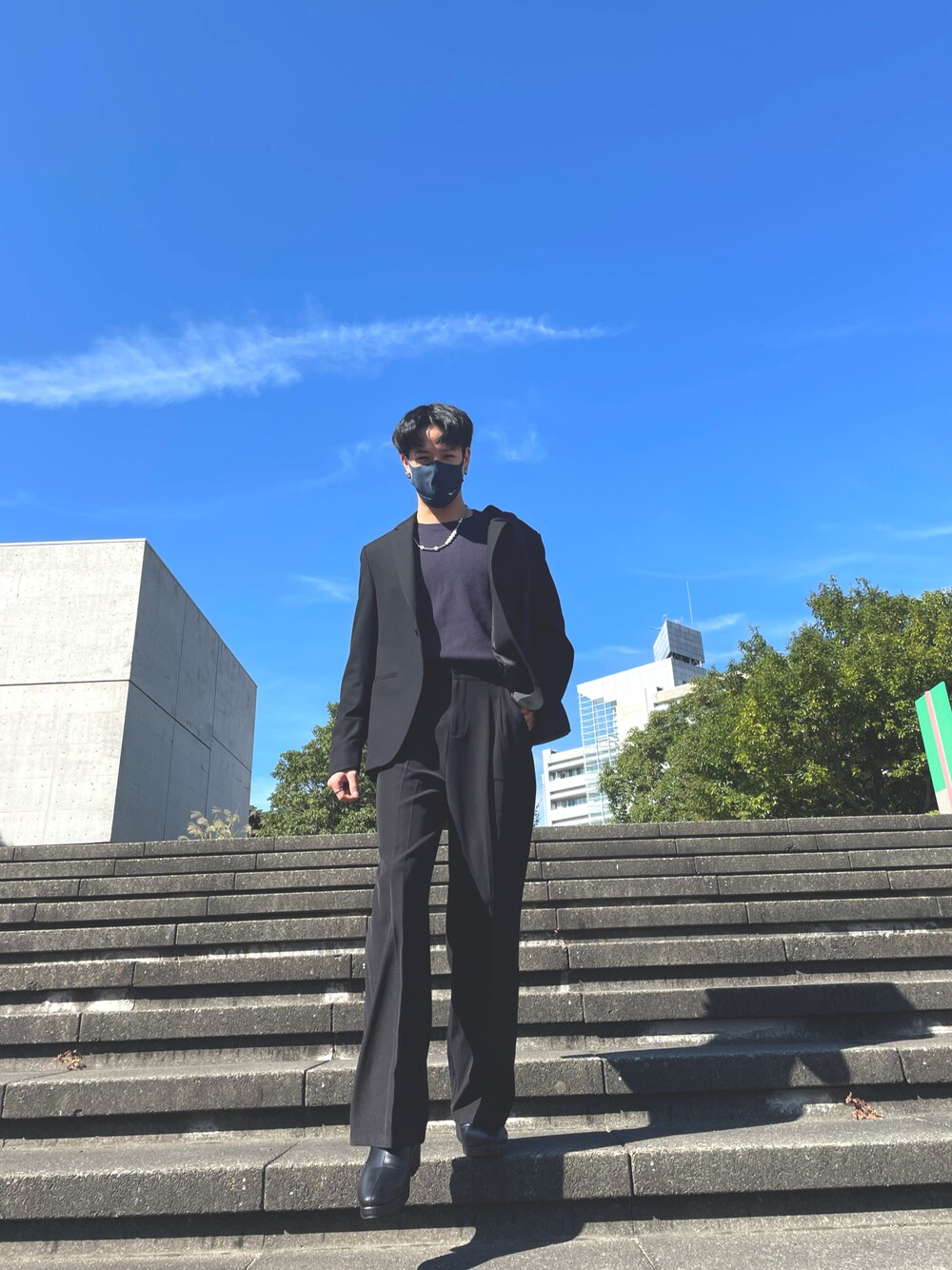 「秋冬コーデ、お洒落さんとつながりたい、きれいめカジュアル、ootd、ジャケット、オールブラック、ZARA、ZARA MAN、ブーツ、大人コーデ、ハイウエスト」｜「UNIQLOのクルーネックT（長袖）（Tシャツ/カットソー、ブラック系）」を使った、ポンさん（メンズ・175cm）の秋コーディネートの1枚目の写真