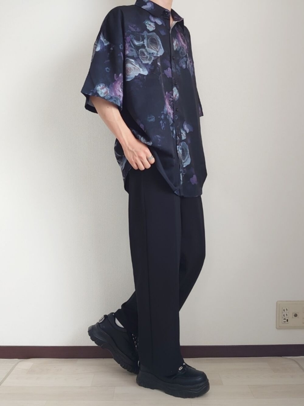 ブラック系のスラックス、ブラック系のスニーカー、その他のシャツ/ブラウスを着用したメンズの夏コーディネートの1枚目の写真