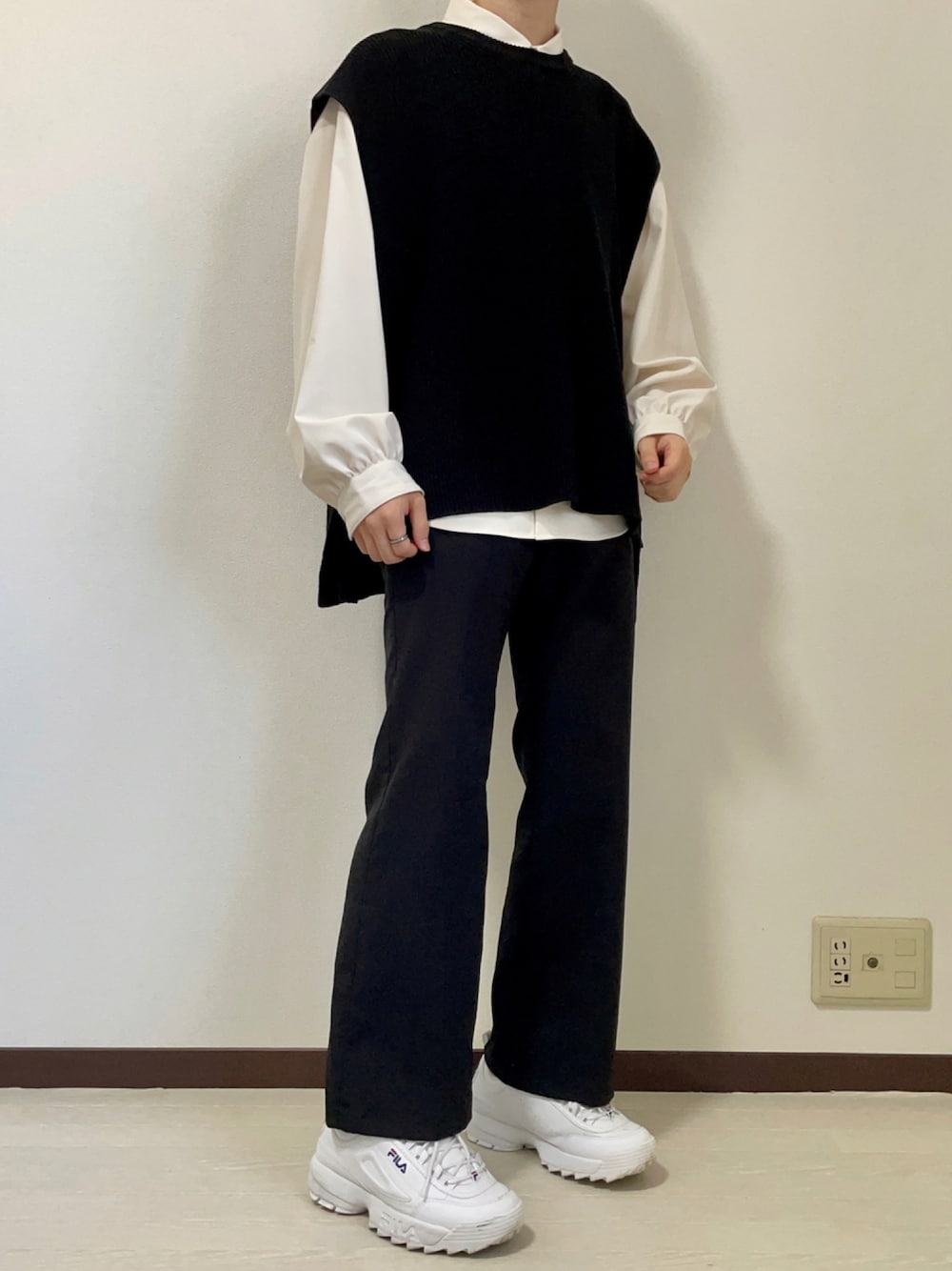 「シンプル、モノトーン、レイヤードスタイル、大人カジュアル、スニーカーコーデ、ootd、低身長、今日のコーデ、韓国ファッション、秋コーデ」｜「HeatherのＡＷスリムフィットスラックス　892343（スラックス、ブラック系）」を使った、ひろきさん（メンズ・168cm）の秋コーディネートの1枚目の写真