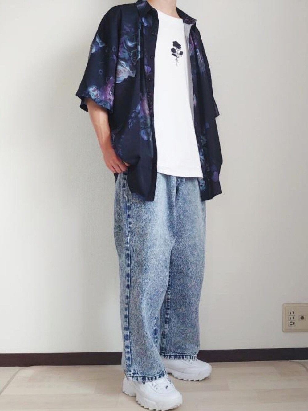 ブルー系のデニムパンツ、ホワイト系のTシャツ/カットソー、その他のシャツ/ブラウスを着用したメンズの夏コーディネートの1枚目の写真