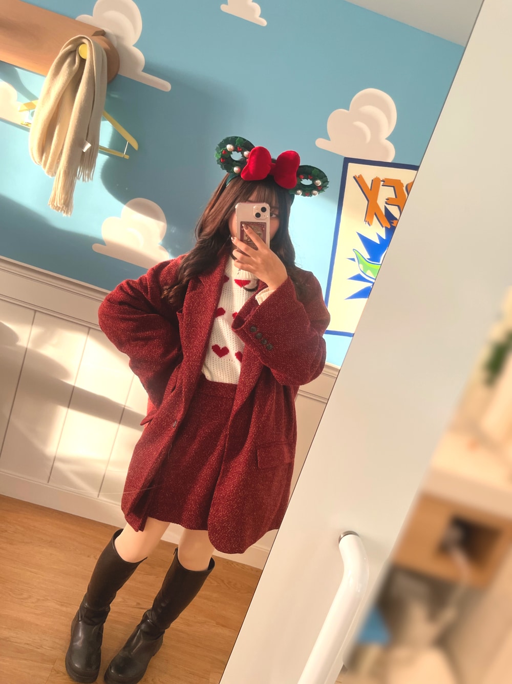 「クリスマスコーデ、ディズニーコーデ、セットアップ、赤」｜「sheinのアイテム（ニット/セーター、レッド系）」を使った、rikaさん（レディース・154cm）の冬コーディネートの1枚目の写真