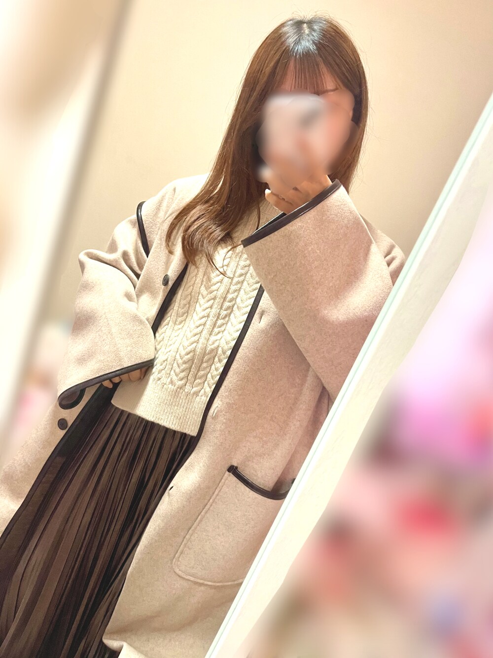 「休日コーデ、冬コーデ、パイピングコート、プリーツスカート、ニットベスト、いいね、save、フォローお願いします🤑、おしゃれさんと繋がりたい、ゆるコーデ、GRL、GU、coca、プチプラコーデ、プチプラ、淡色コーデ、クリスマスに着たい服」｜「coca（coca）の＼＼新色登場／／つや感サテンプリーツスカート（スカート、ブラウン系）」を使った、rikaさん（レディース・154cm）の冬コーディネートの1枚目の写真