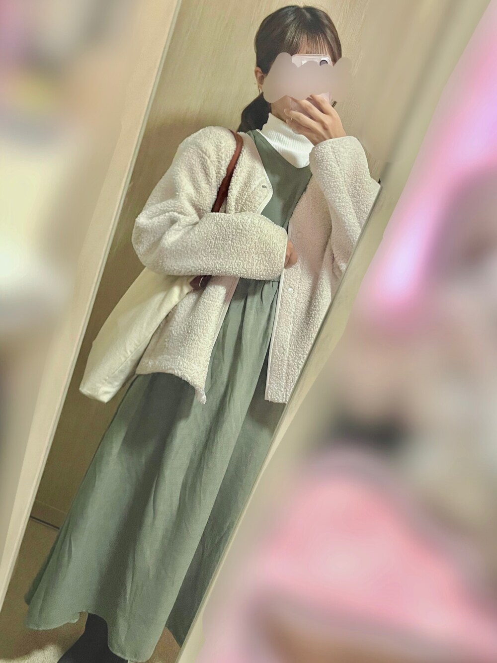 「トートバッグ、重ね着、グリーン、UNIQLO、秋のコーデ、タートルネック、ボアジャケット、ロングワンピース、プチプラコーデ、低身長、今日のコーデ、coca、おしゃれさんと繋がりたい、いいね、save、フォローお願いします🤑、プチプラ」｜「coca（coca）のVネック袖フリルワンピース（ワンピース、グリーン系）」を使った、rikaさん（レディース・154cm）の秋コーディネートの1枚目の写真